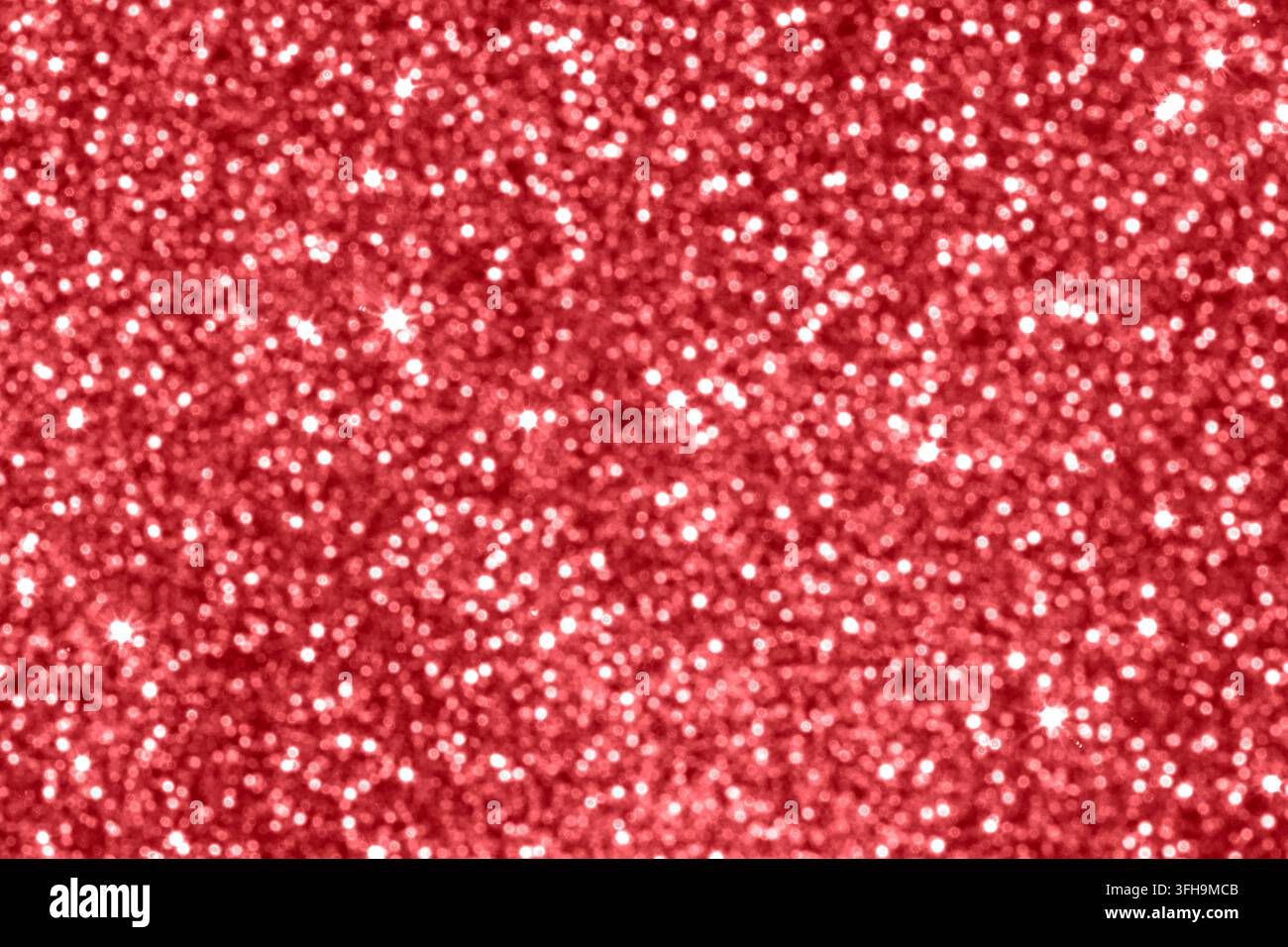 Sfondo rosso luccicante con texture bokeh scintillante per design festosi e glamour Foto Stock