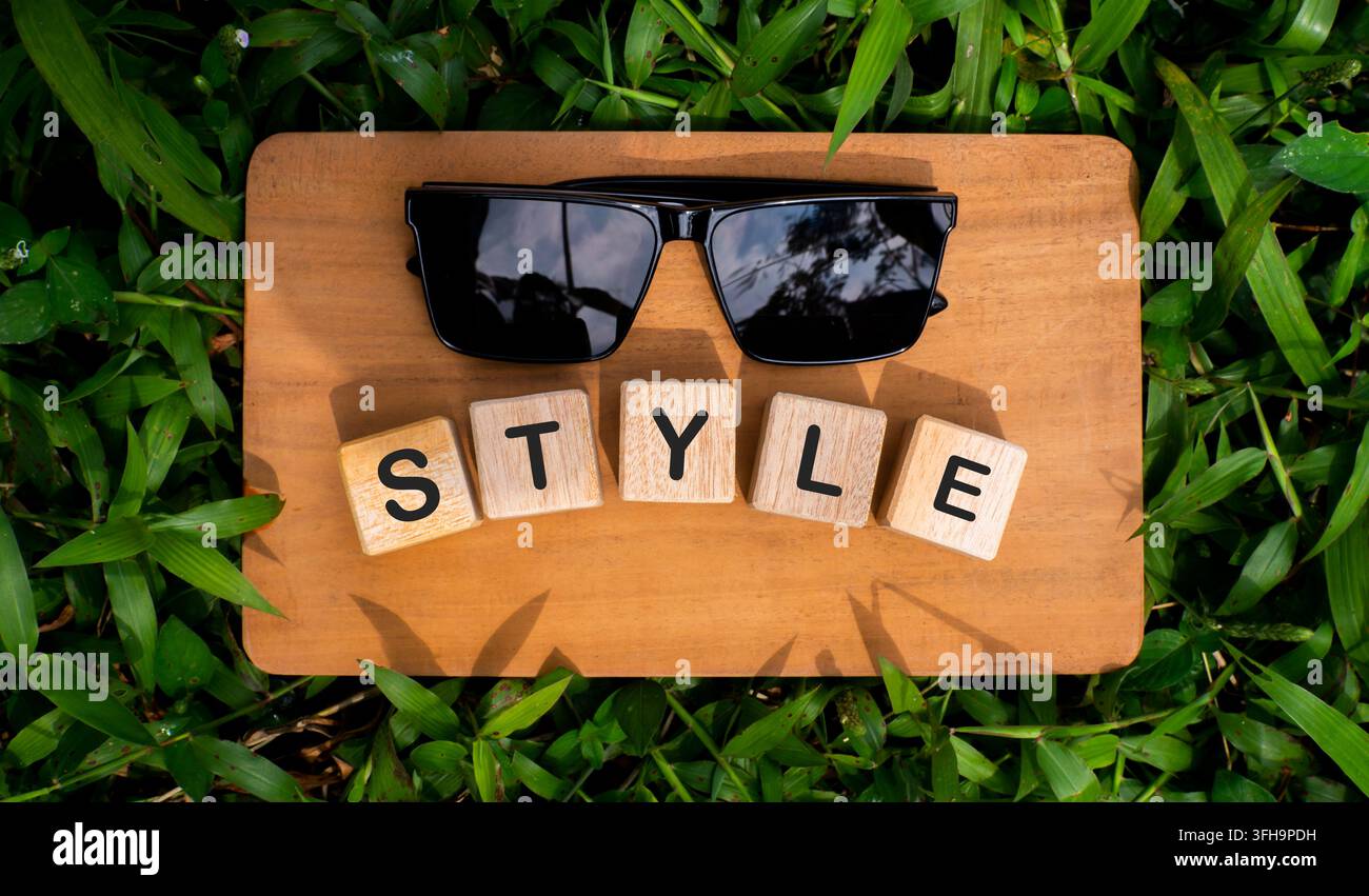 Piastrelle di legno con lettere che compongono lo stile con occhiali da sole composizione piatta creativa Foto Stock