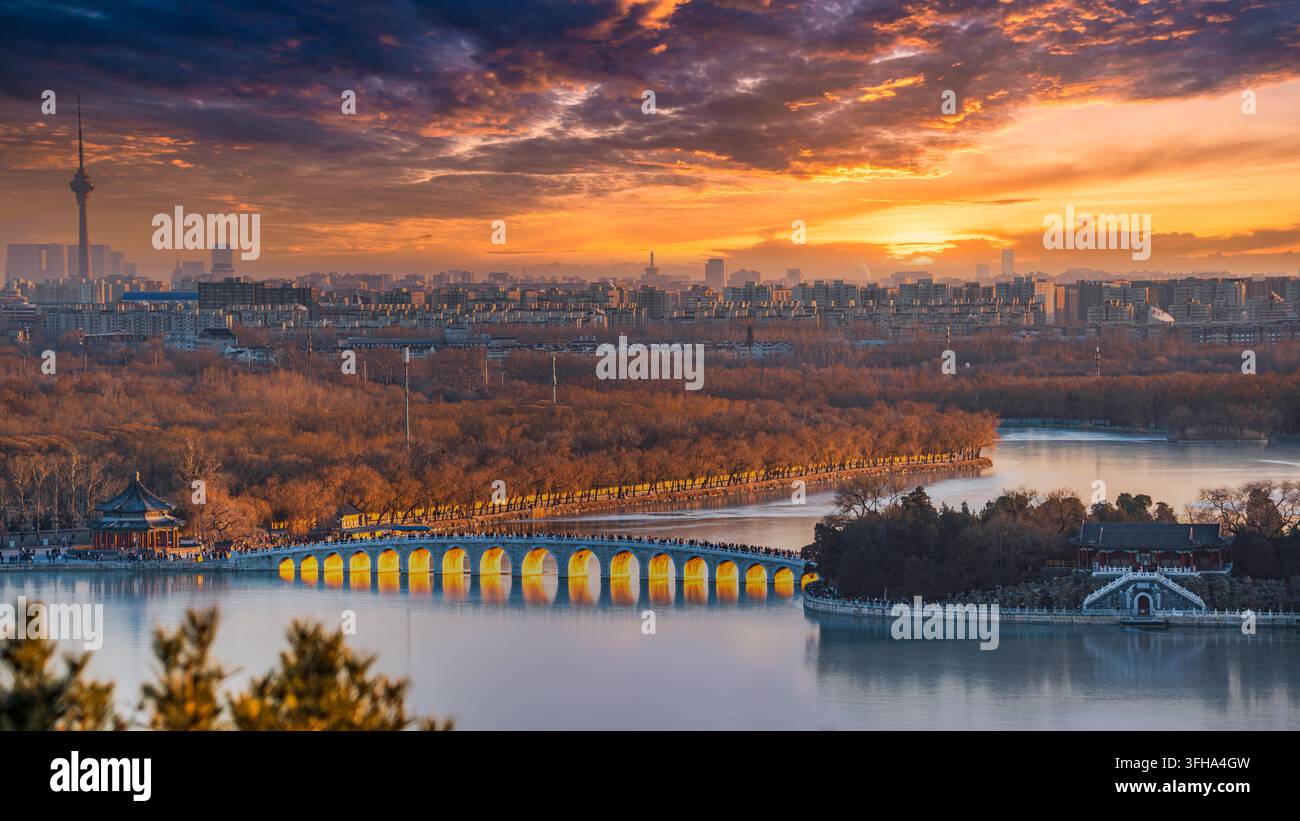Ponte a diciassette archi al Palazzo d'Estate al tramonto con panorama cittadino Foto Stock