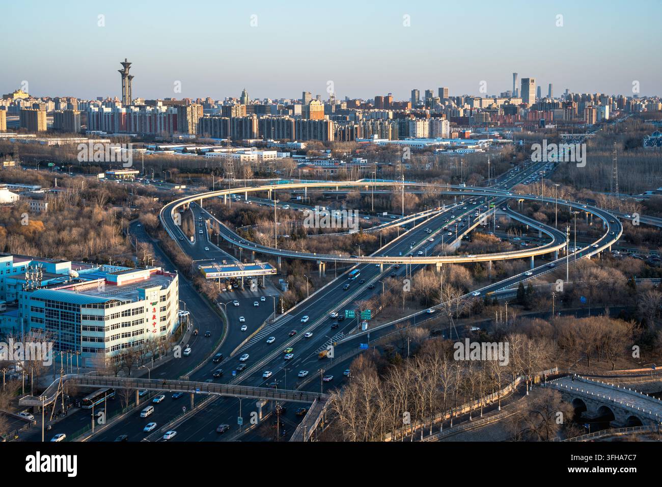 Snodo di trasporto efficiente formato da strutture stradali a più livelli al ponte Shangqing, Pechino Foto Stock