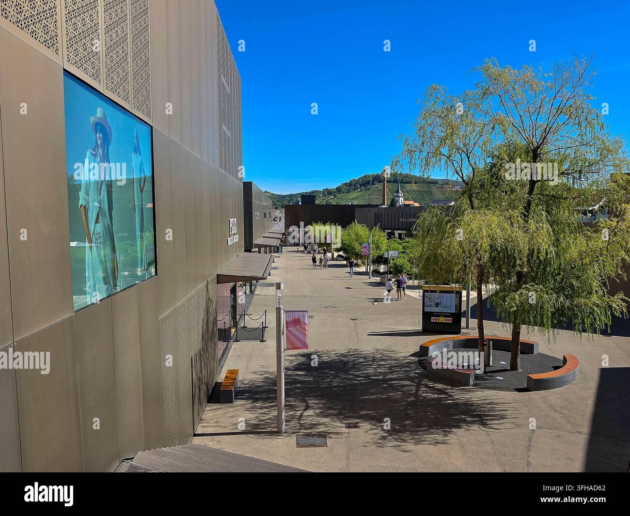Area esterna dell'Outletcity Metzingen con negozi outlet moderni, spazi commerciali e posti a sedere. Baden-Württemberg, Germania, BLF, *** Area esterna dell'Outletcity Metzingen con negozi outlet moderni, superfici di vendita e aree per sedersi Baden-Württemberg, Germania BLF 20260904 111356 Bernd Leitner Foto Stock