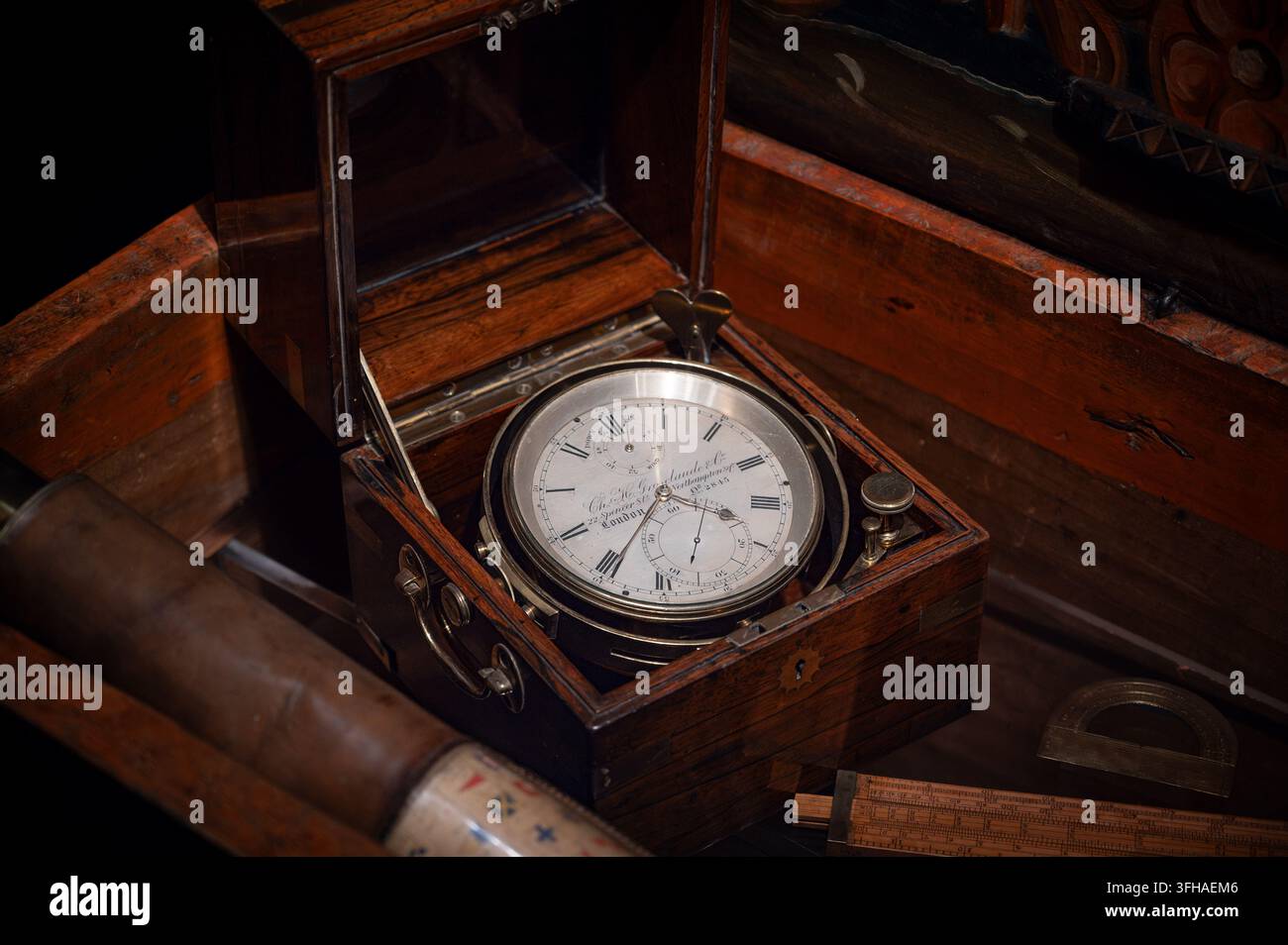 Cronometro marino vintage in una scatola di legno con gimbal di ottone usato per la navigazione celeste e la misurazione del tempo di precisione. Foto Stock