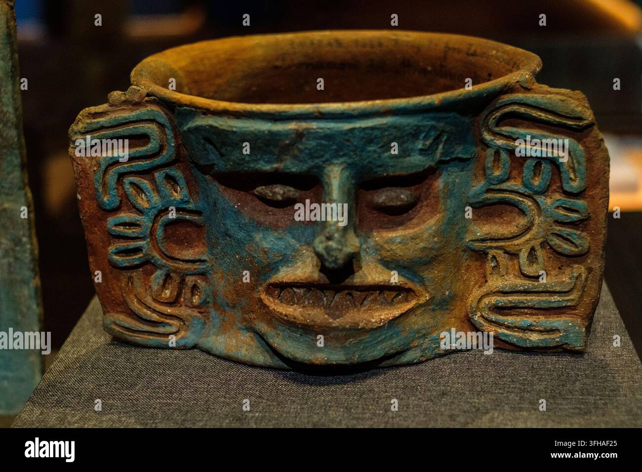 Brazier cerimoniale policromo. Periodo classico tardo (600-900 d.C.). Ceramica. MNA 05.0-00025 10-6262 Foto Stock