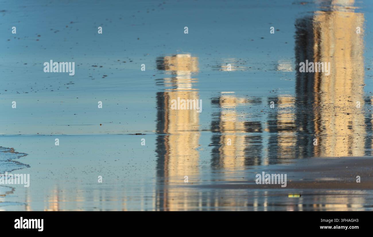 Riflesso degli edifici cittadini nell'acqua Foto Stock