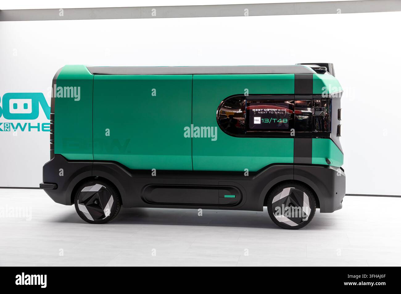 Stellantis BOW veicolo concetto di logistica urbana completamente autonomo e 100% elettrico (capsula di consegna) progettato per trasformare la consegna dell'ultima miglia. Hannover IAA T Foto Stock