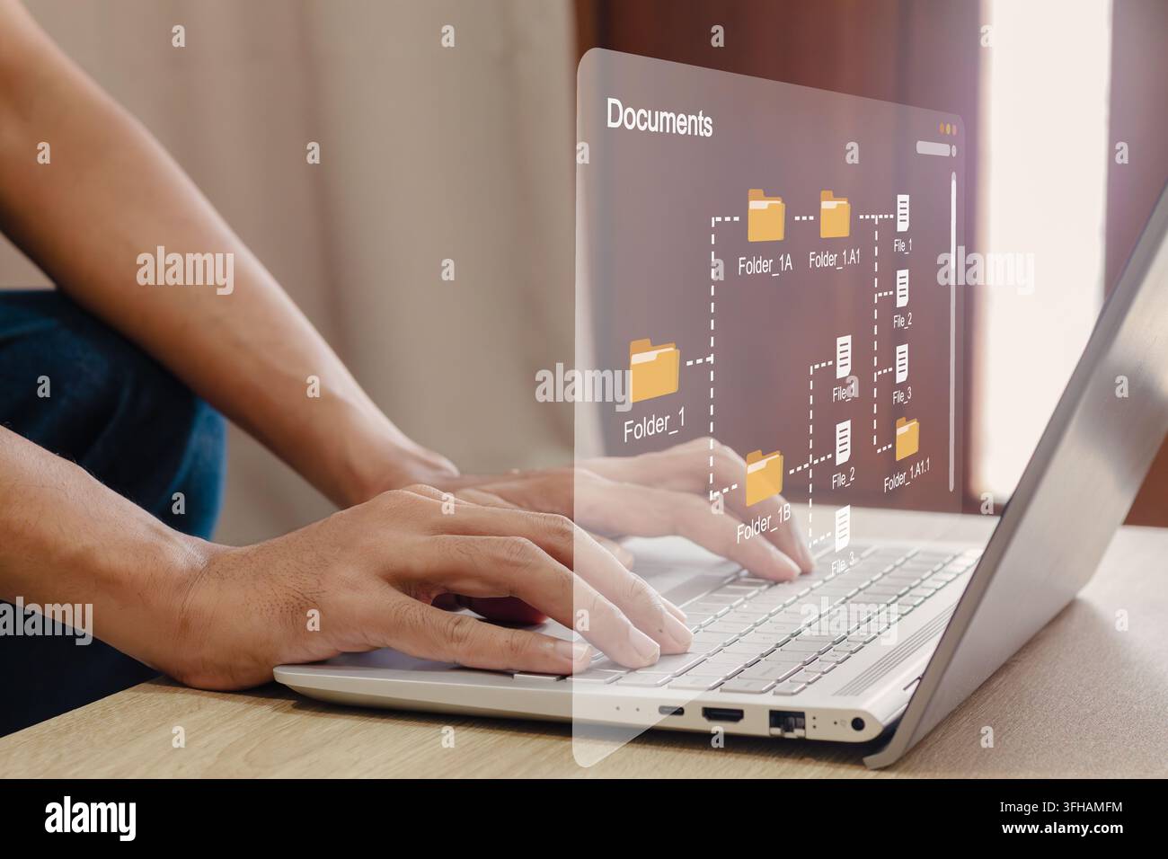 Una persona che utilizza un laptop per navigare in un sistema di cartelle digitali strutturato. Sistema di gestione dei documenti. Foto Stock
