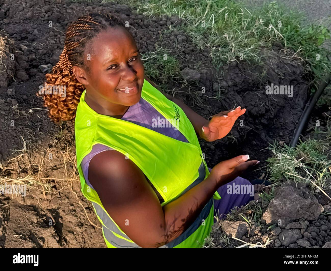 DATA DI REGISTRAZIONE NON INDICATA La figlia degli agricoltori utilizza energia solare e IA per mantenere vive le raccolte Shifra Ainomugisha durante la preparazione del sito per l'installazione del sistema di irrigazione a Ibanda. Foto Gentile concessione: Commonwealth Secretariat Uganda Copyright: xCommonwealthxSecretariatx Foto Stock