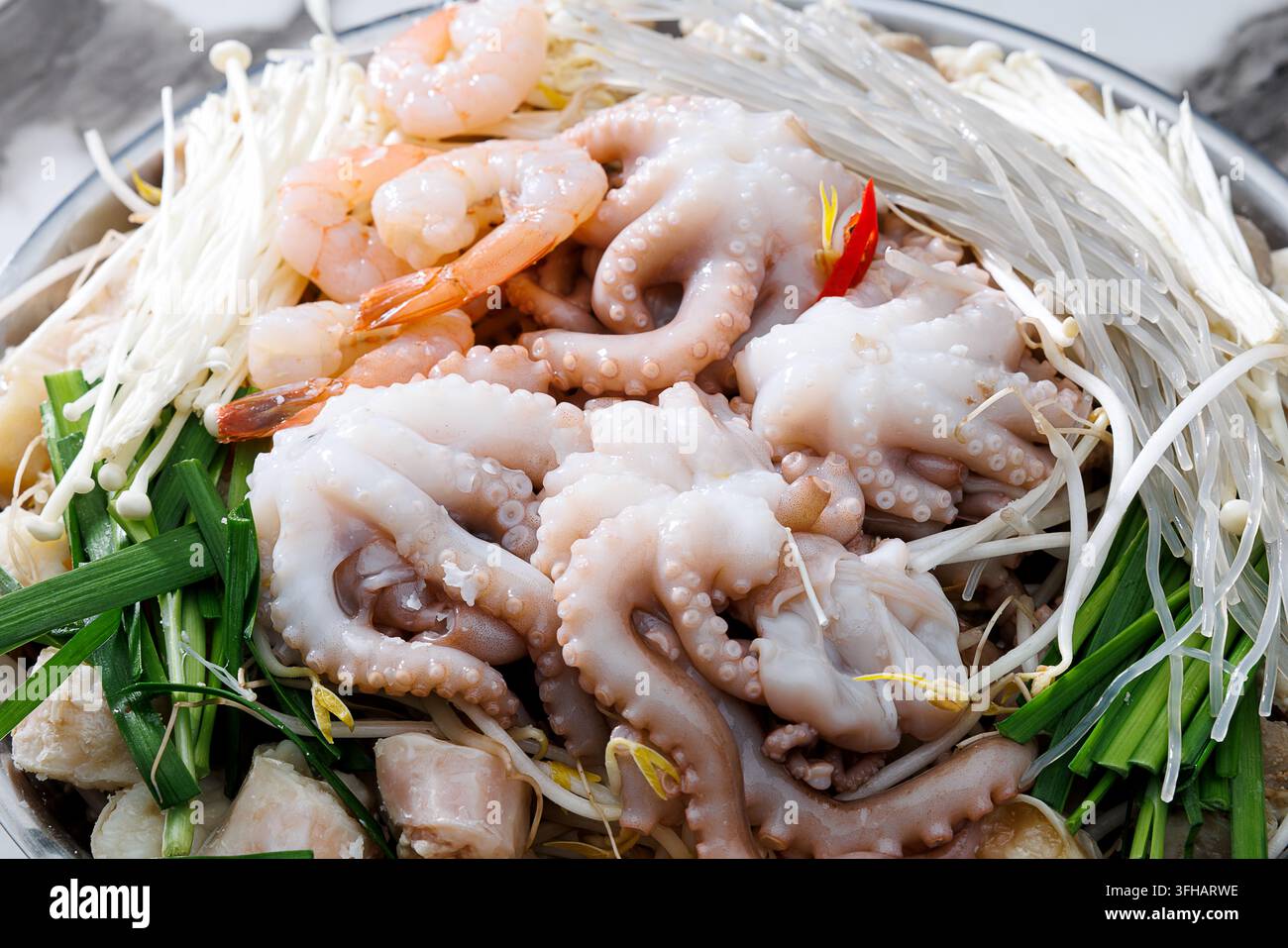 Hot pot di frutti di mare coreani con polpo fresco, gamberetti e verdure servito in un ristorante. Foto Stock