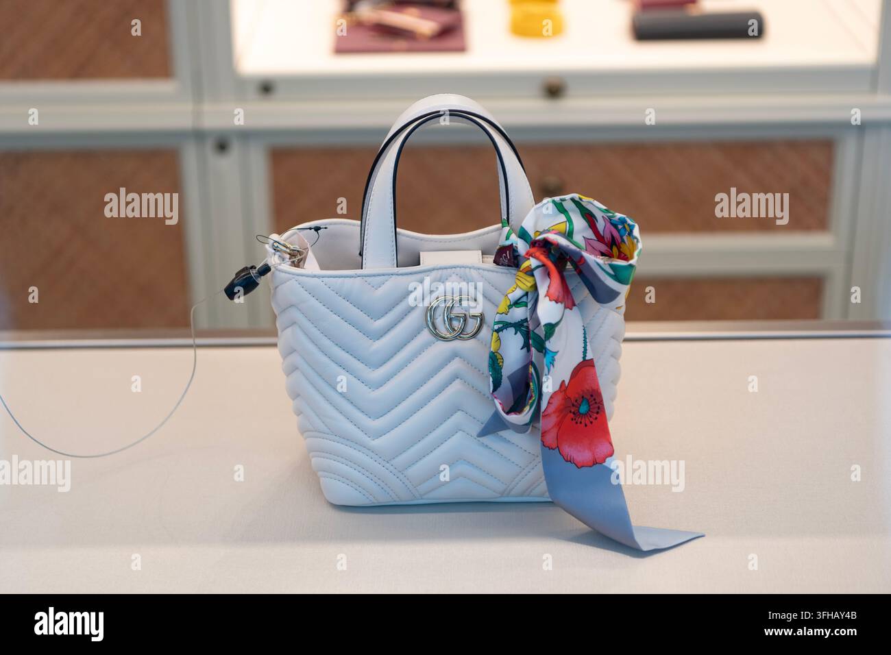 Palm Beach, Florida, USA - 29 marzo 2026: Collezione di borse in pelle Gucci Betty Mini Tote. Logo del marchio GG. Borsa di marca di lusso, accessorio di moda di Gucci Foto Stock