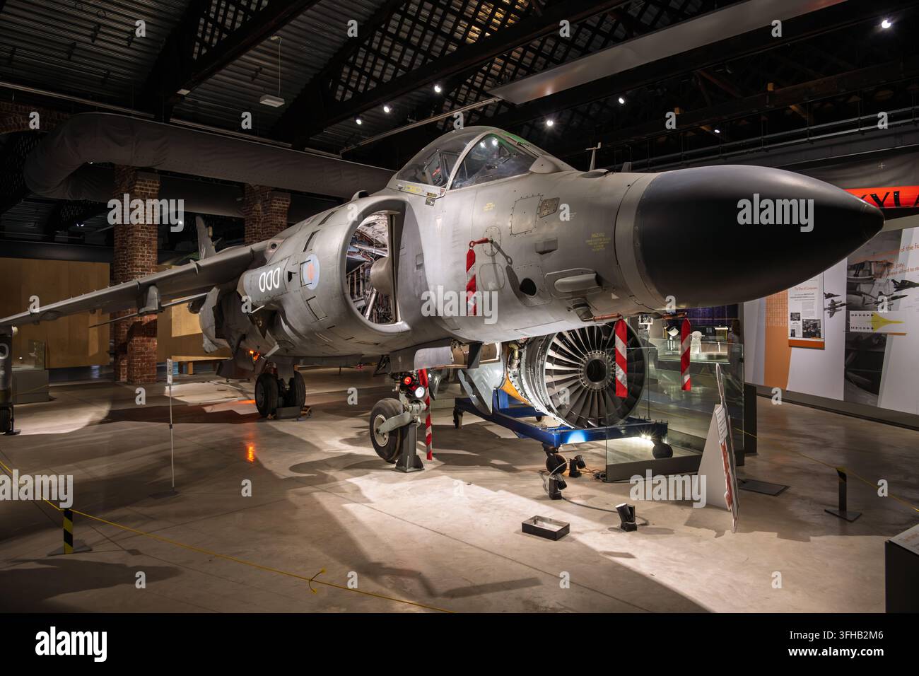 Un caccia vintage Royal Navy British Aerospace Sea Harrier FA2 in esposizione indoor insieme al suo motore al museo Aerospace Bristol, Regno Unito Foto Stock
