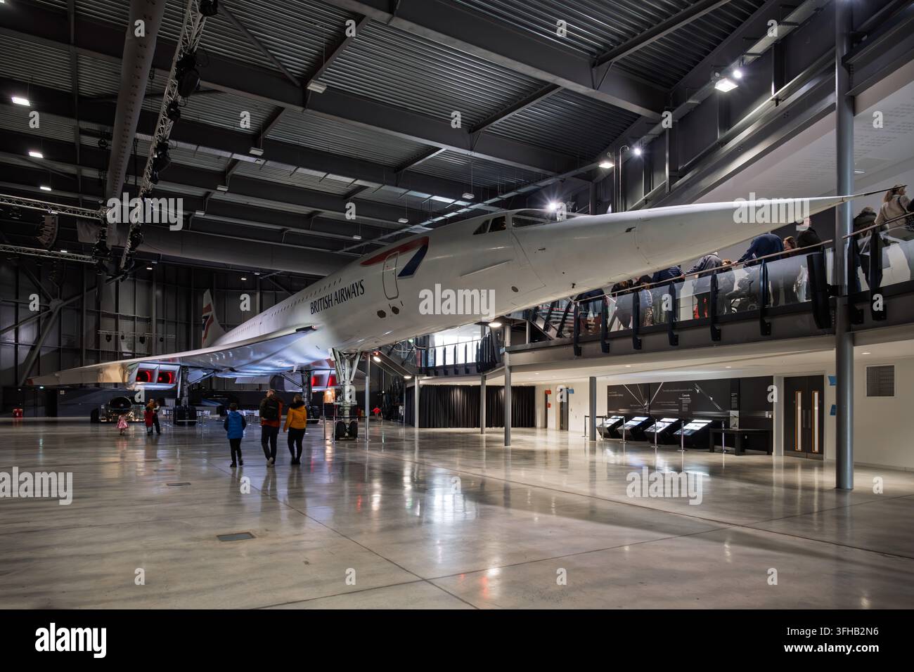 L'iconico aereo di linea supersonico British Airways Concorde esposto all'interno dell'hangar espositivo moderno costruito ad hoc al museo Aerospace Bristol, Regno Unito Foto Stock