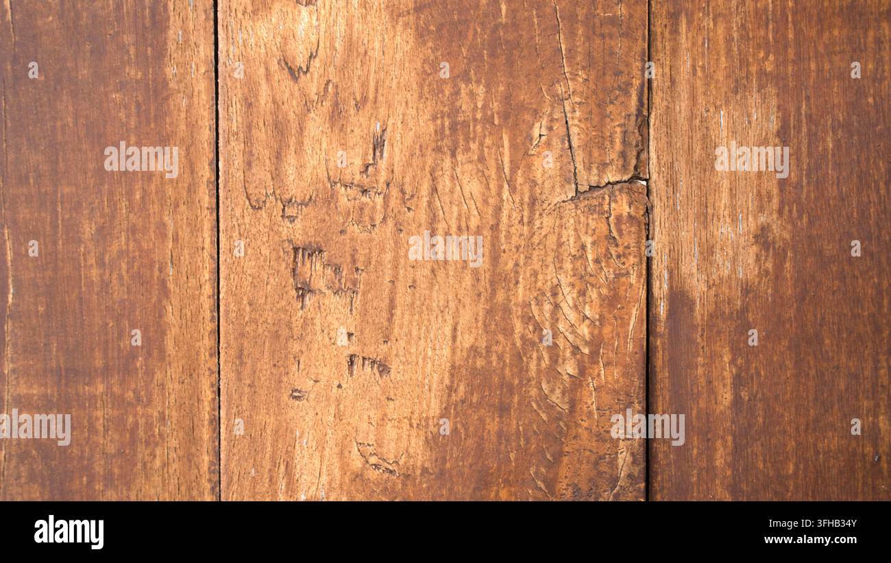Struttura di assi di legno vecchie e consumate con crepe naturali, graffi, venatura verticale e toni marroni caldi per concetti di sfondo rustico Foto Stock