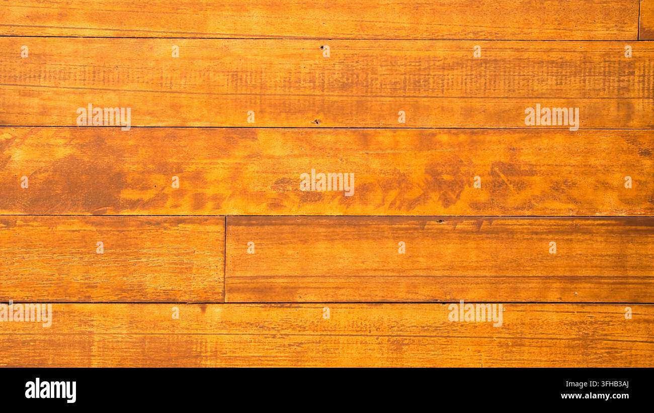 Testura di sfondo in assi di legno marrone dorato orizzontali per spazio di copia Foto Stock