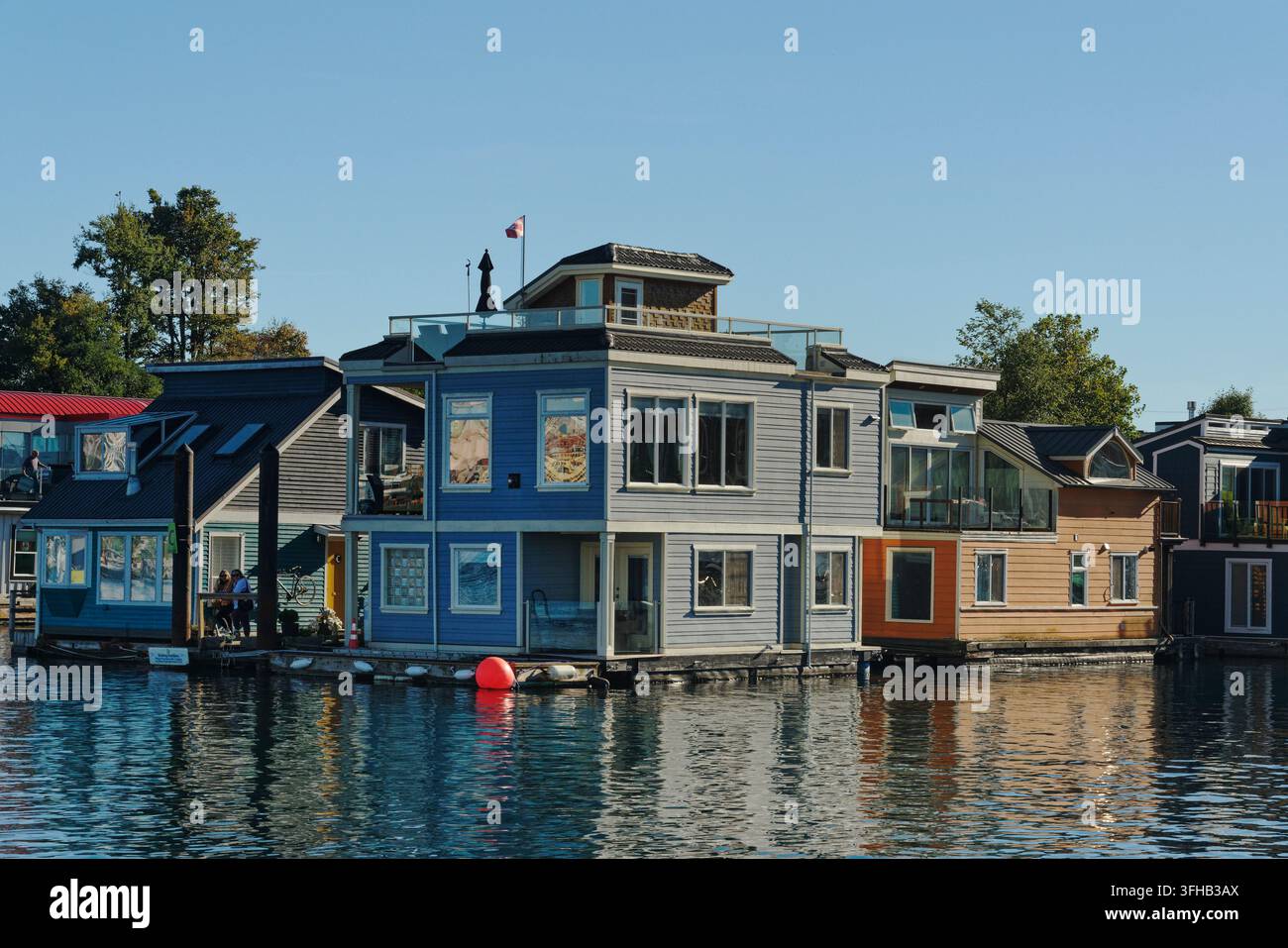 Case galleggianti colorate al Fisherman’s Wharf, Victoria, Isola di Vancouver, Columbia Britannica, Canada, ottobre. Foto Stock