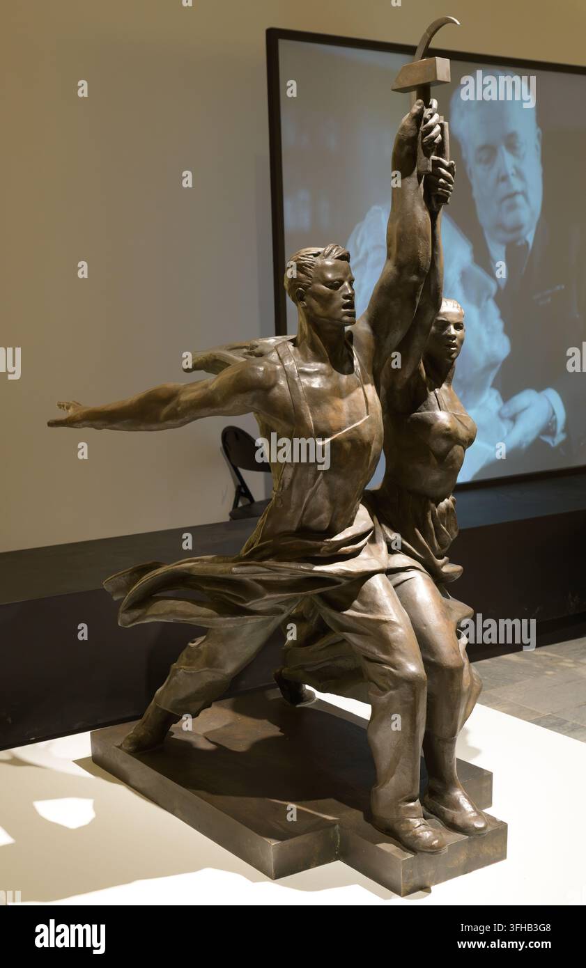 Creato nel 1936-1937 dalla pioniera scultora sovietica Vera Mukhina (1889-1953), questo modello di lavoro preparatorio (bozzetto o maquette) servì come la prima Foto Stock