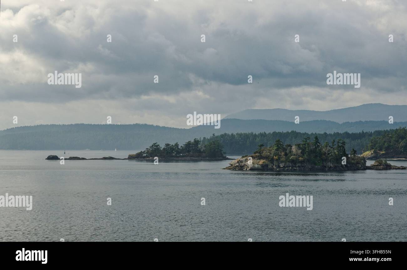 Isolotti che circondano l'isola di Prevost, Isole Gulf, al largo dell'isola di Vancouver, Columbia Britannica, Canada, ottobre 2025. Foto Stock