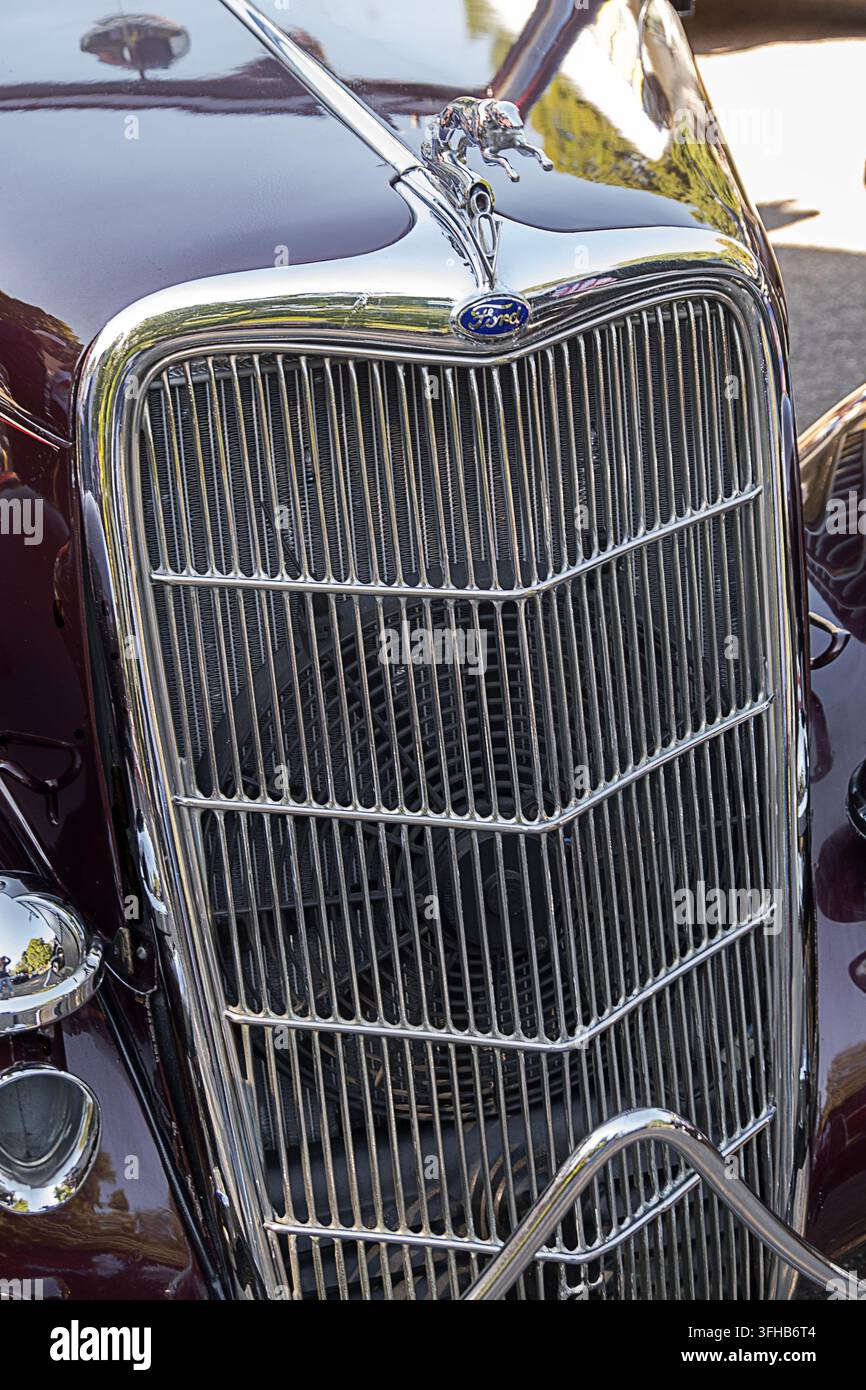 La griglia di una Ford Cabriolet del 1935, un veicolo che trasportarebbe il Grand Marshall della parata del Labor Day di Newtown nel 2026 nel Connecticut Foto Stock
