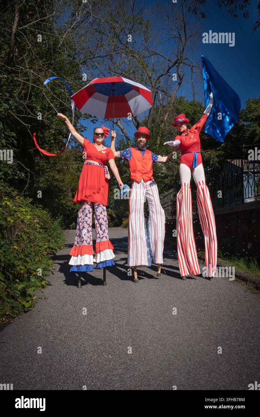 3 artisti su stilti si preparano a sfilare e a esibirsi durante la parata del Labor Day di Newtown nel 2026 nel Connecticut. Foto Stock