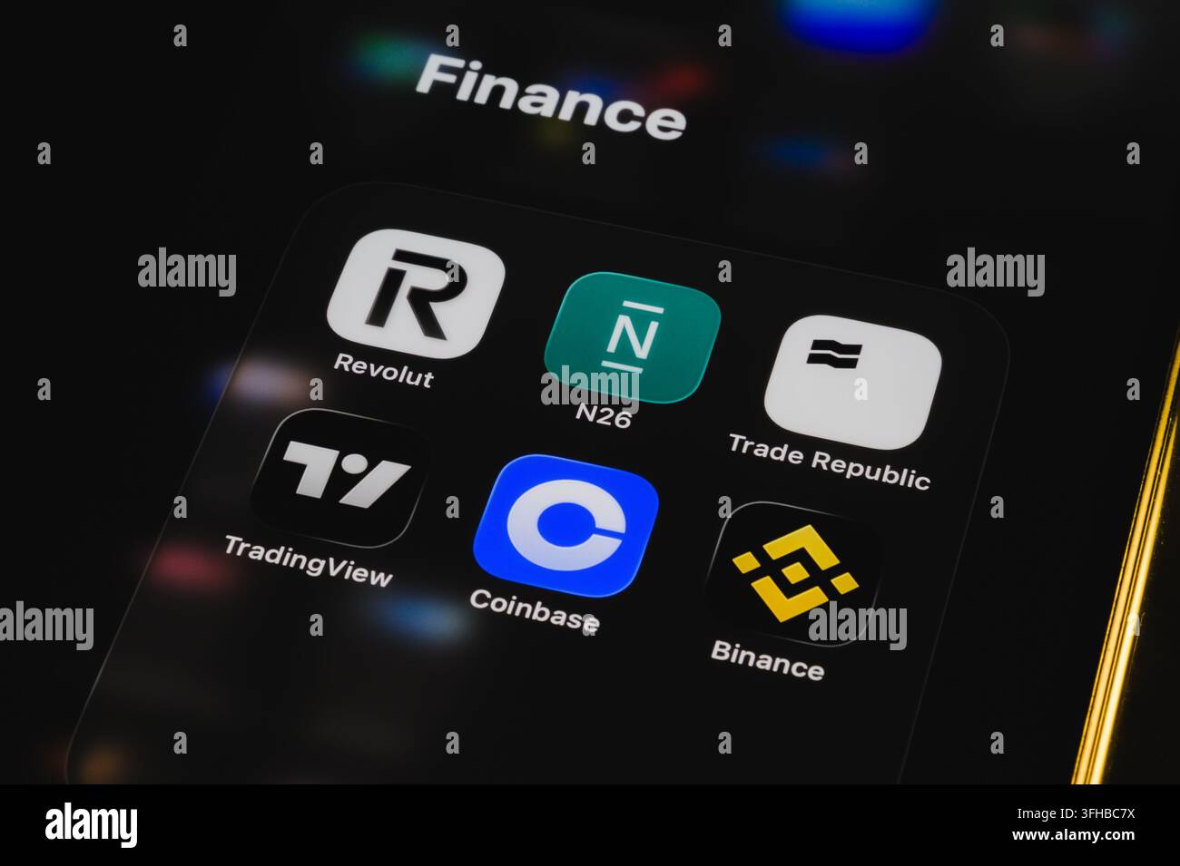 Parigi, Francia – 16 settembre 2026: Schermo di smartphone che mostra una cartella intitolata Finanze con app bancarie e di criptovalute. Foto Stock