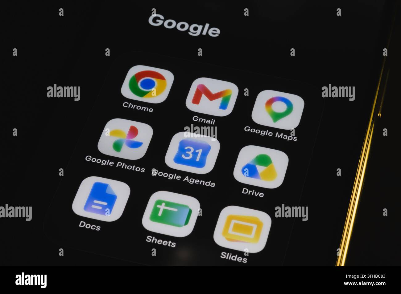 Parigi, Francia - 16 settembre 2026: schermo di uno smartphone che mostra una cartella intitolata Google con applicazioni mobili. Foto Stock