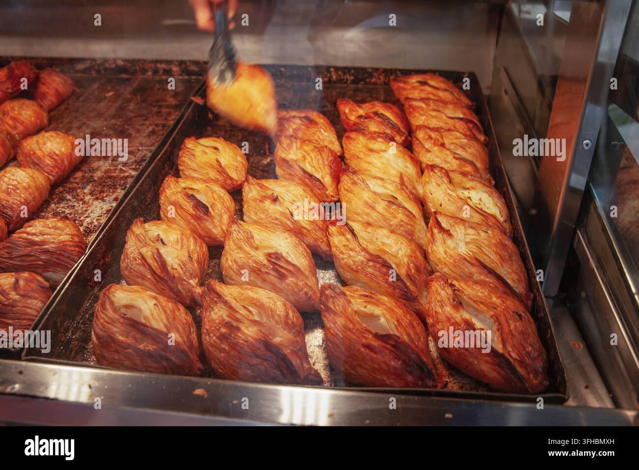 Pastizzi maltese tradizionale esposto in una vetrina di pasticceria sull'isola di Gozo. Foto Stock