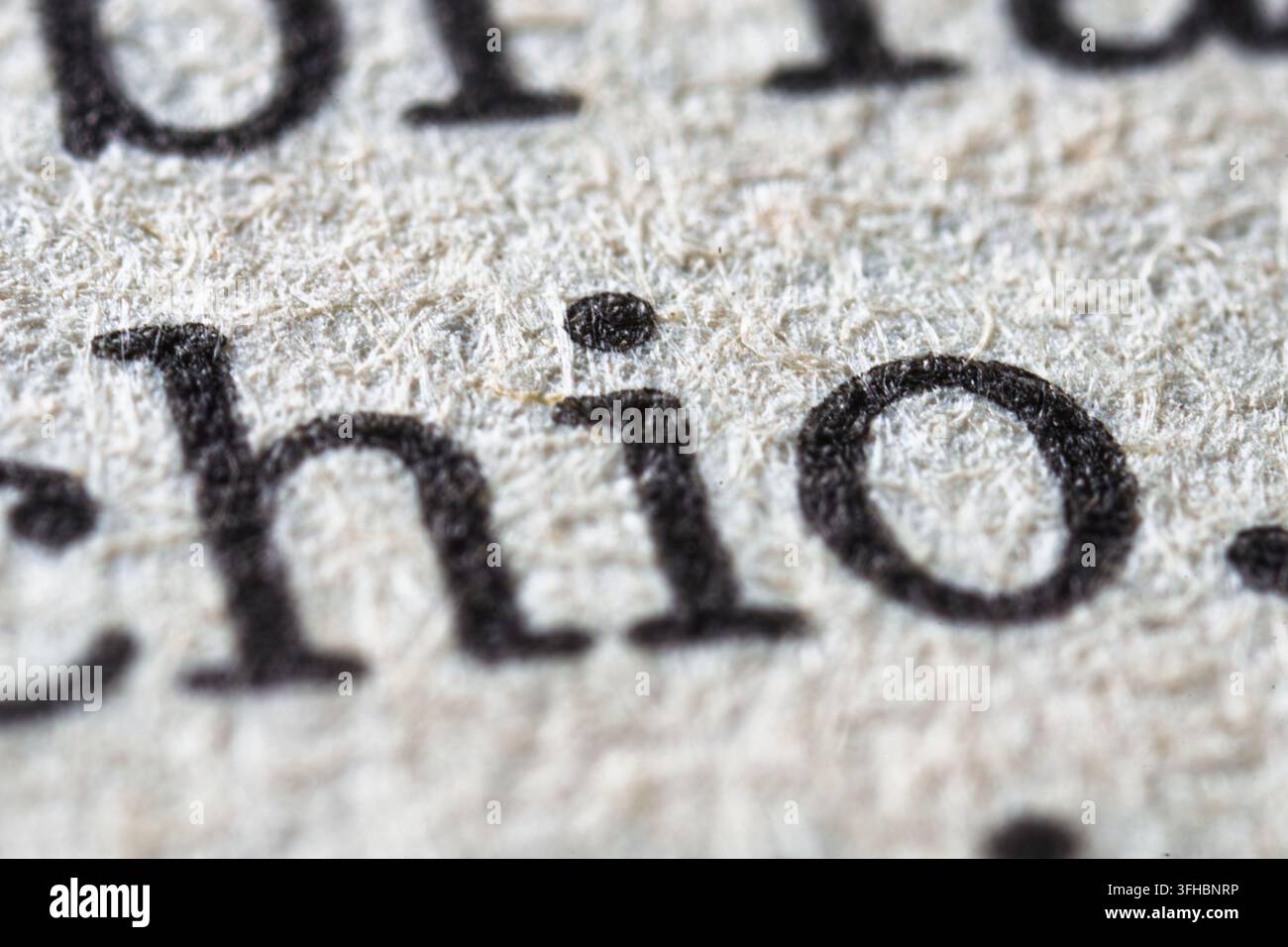 Prima vista che cattura le intricate fibre della carta invecchiata e l'inchiostro nero delle lettere stampate, evidenziando la texture tattile e la tipografia dettagliata Foto Stock