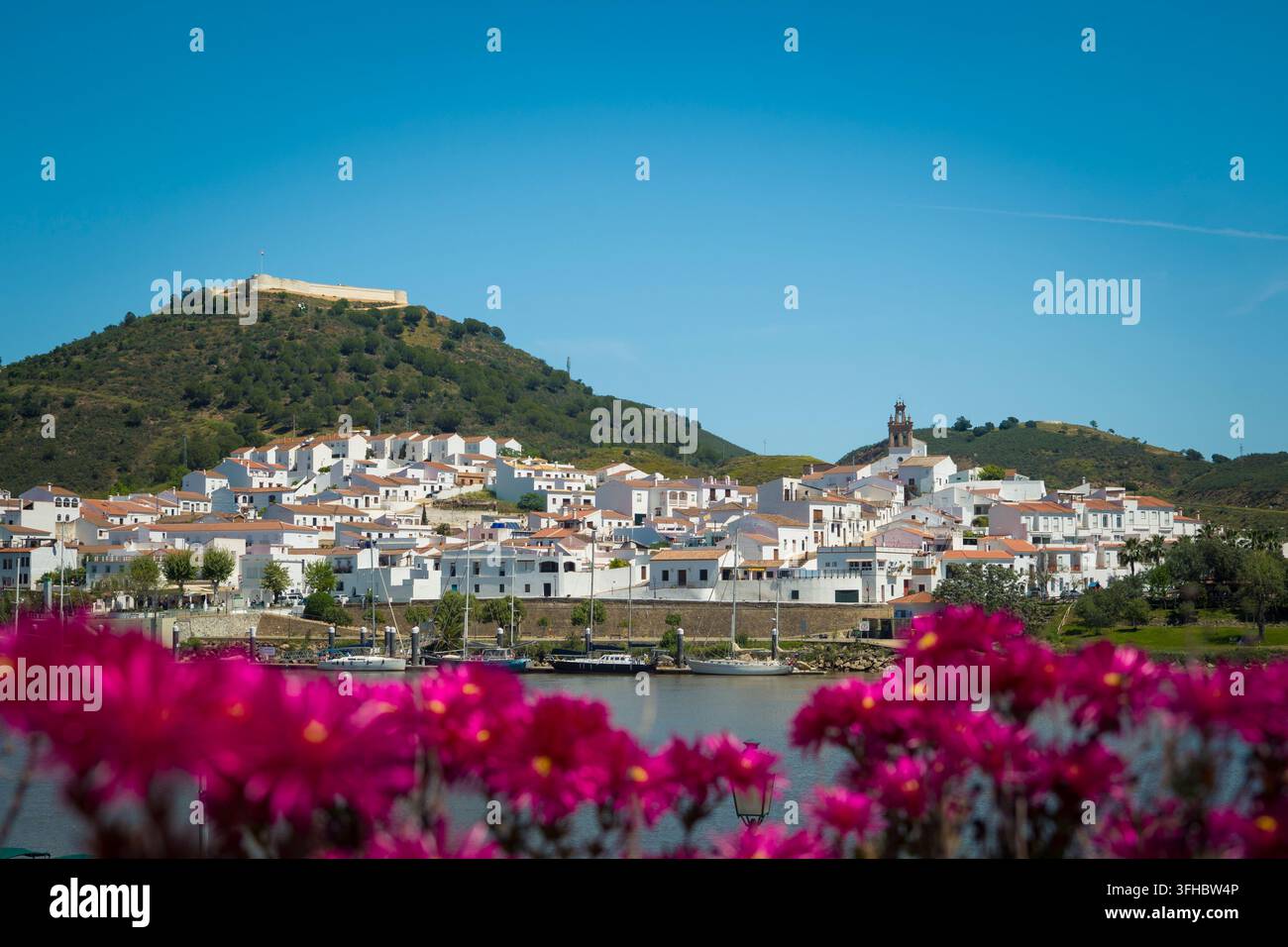 Sanlucar de Guadiana, Spagna, 12 aprile 2024: Vista su Alcoutim nell'Algarve in Portogallo Foto Stock