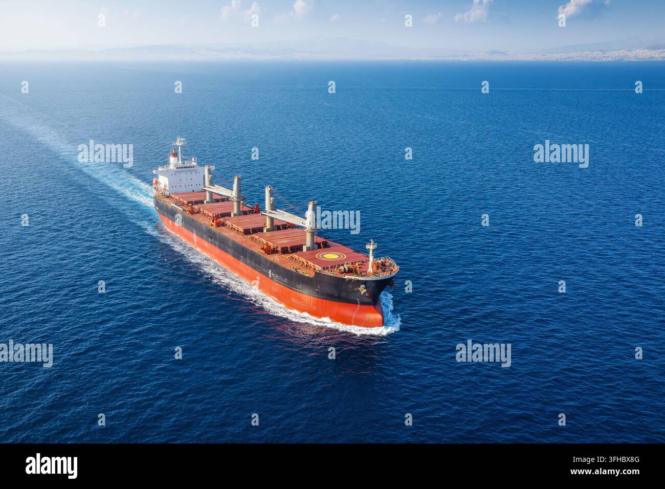 Vista aerea di una grande nave portacontegni per merci alla rinfusa che naviga sull'oceano Foto Stock