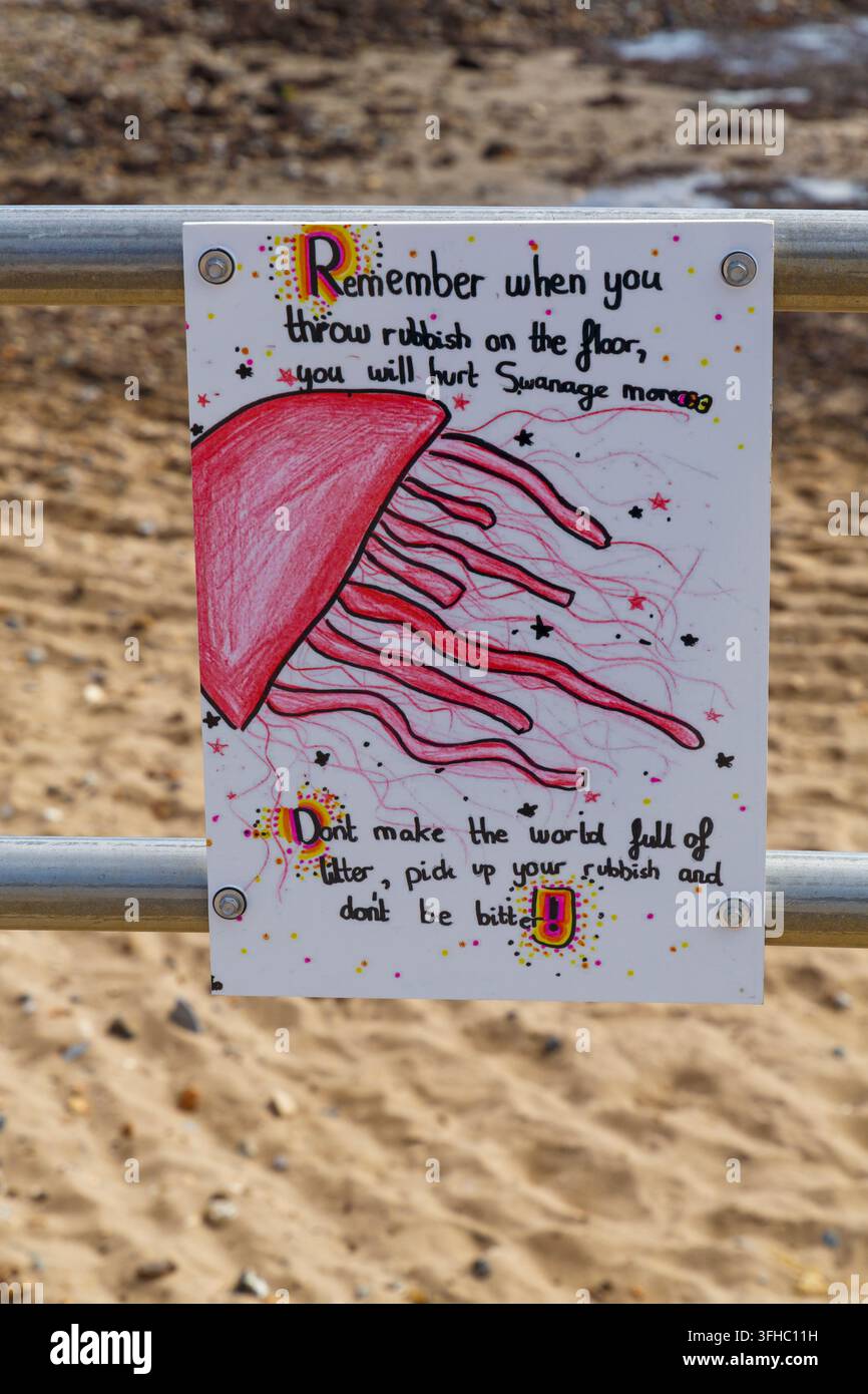 Insegna anti-rifiuti "Non gettare spazzatura" Non rendere il mondo pieno di spazzatura, raccogli i tuoi rifiuti e non essere amareggiato – Insegna sulla spiaggia di Swanage, Dorset, Regno Unito Foto Stock