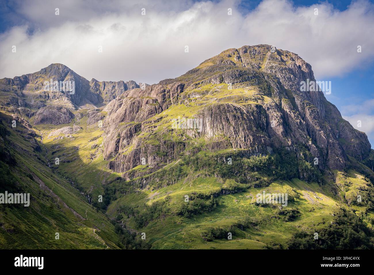 Vista estiva dei Bidean nam Bian a Glencoe, nelle Highlands scozzesi. Foto Stock