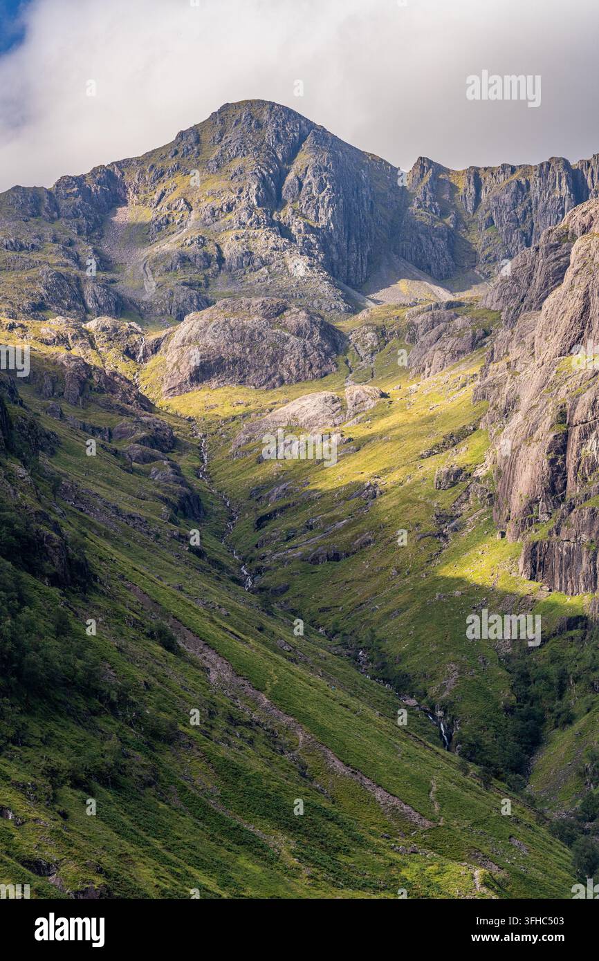 Vista estiva dei Bidean nam Bian a Glencoe, nelle Highlands scozzesi. Foto Stock