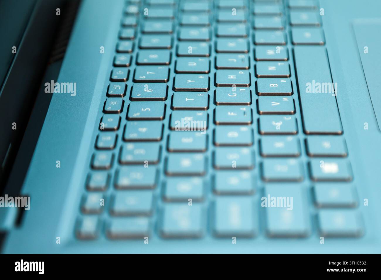 Tastiera di laptop fresca in primo piano. Disposizione della tastiera russo-inglese. Foto Stock