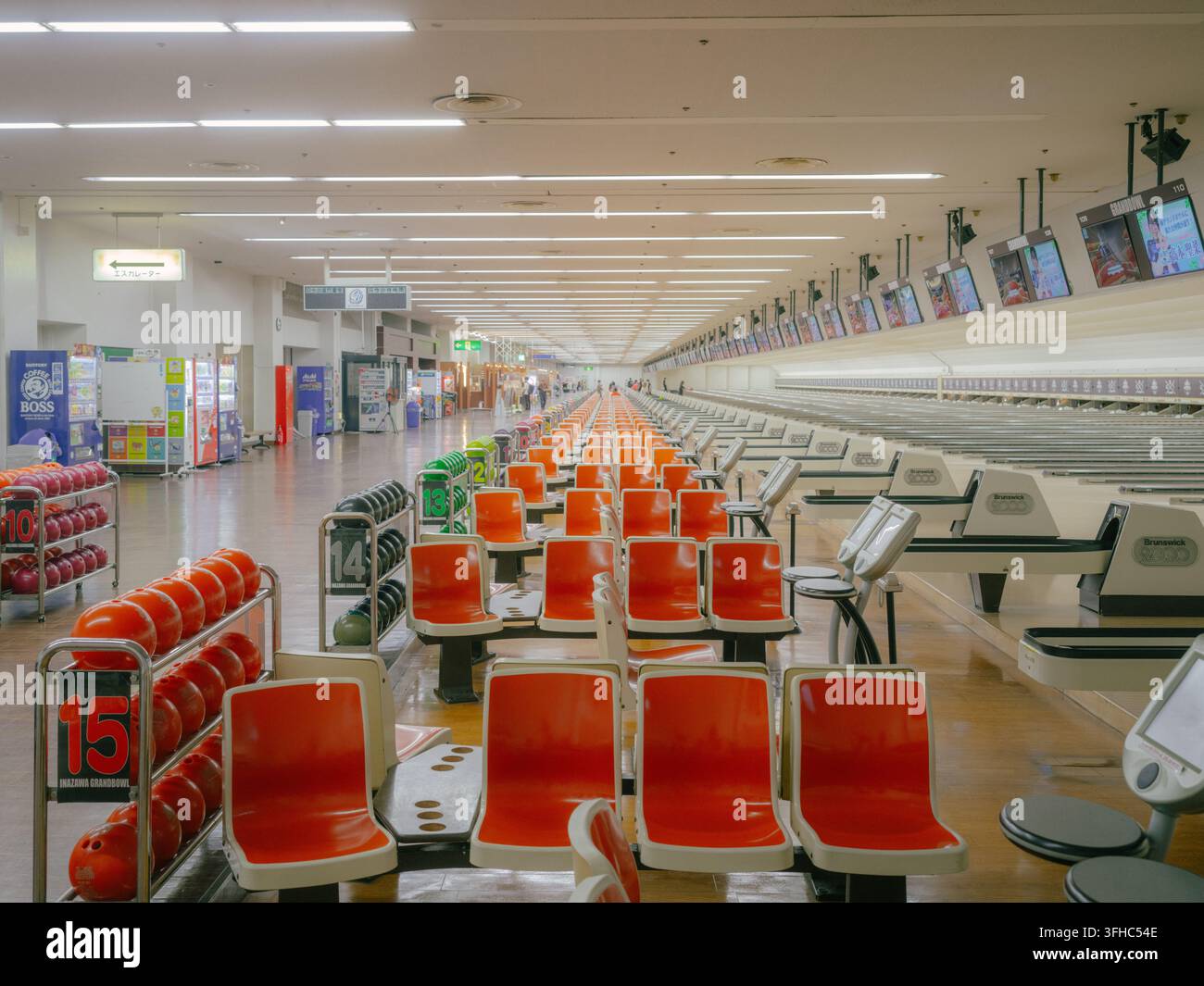 Interno retrò di una pista da bowling all'Inazawa Grand Bowl, Nagoya. La pista da bowling più grande del mondo con design interno dell'era Showa. Foto Stock