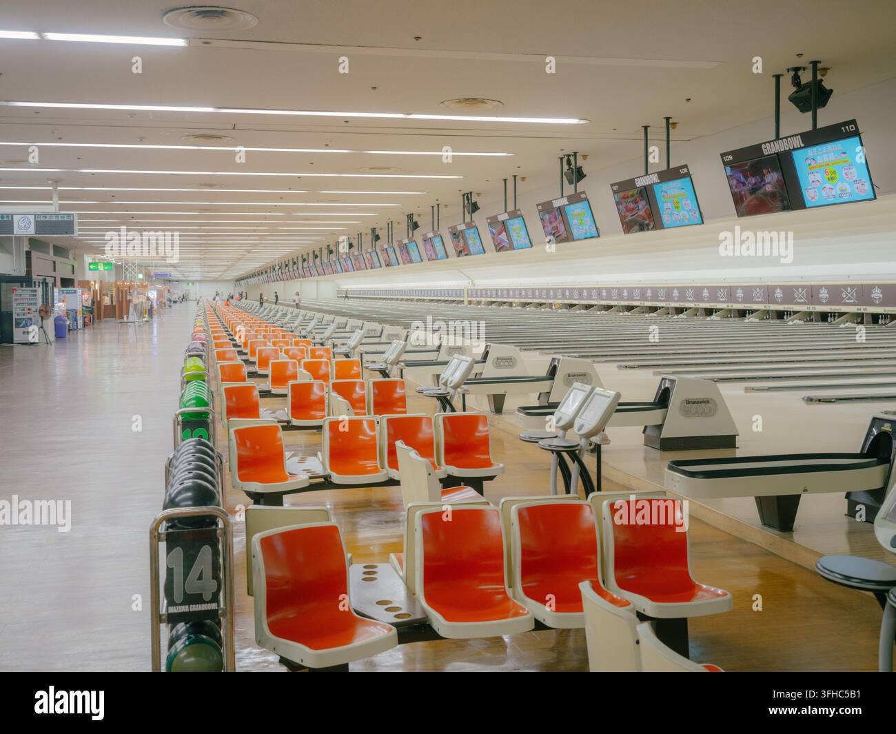 Interno retrò di una pista da bowling all'Inazawa Grand Bowl, Nagoya. La pista da bowling più grande del mondo con design interno dell'era Showa. Foto Stock
