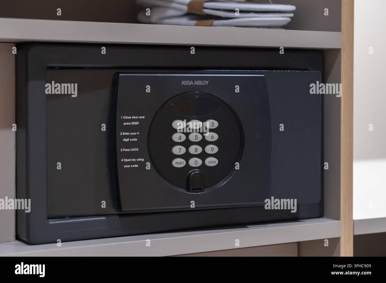 Szklarska Poręba, Polonia – 15 dicembre 2025: Cassaforte digitale per hotel Assa Abloy con tastierino numerico per l’inserimento di un codice PIN personale per fornire agli ospiti w Foto Stock