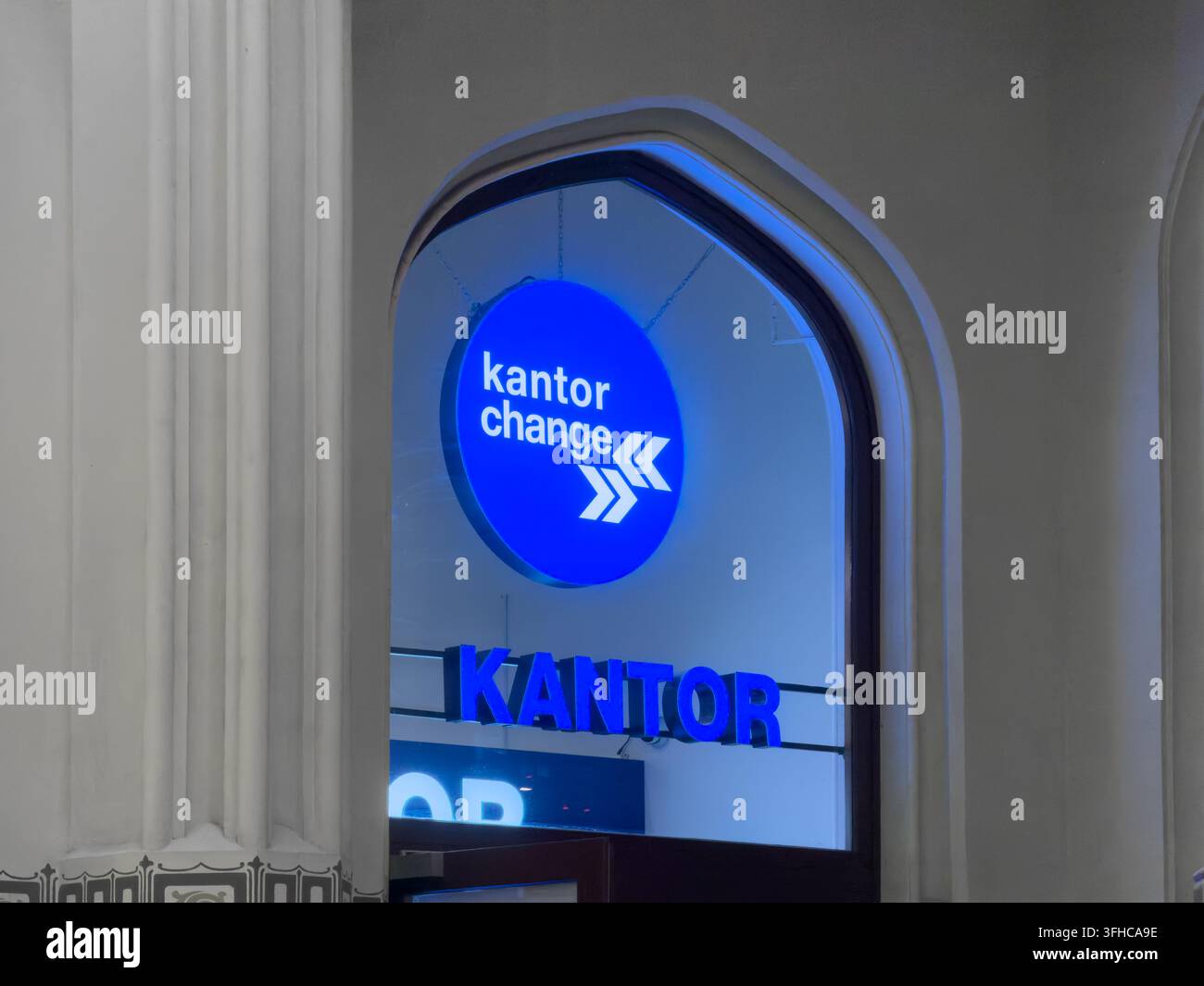 Wroclaw, Polonia – 15 dicembre 2025: Le lettere al neon di Kantor Change illuminano un portone, segnalando una struttura professionale di cambio valuta che offre Foto Stock