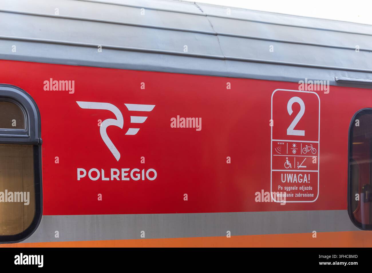 Szklarska Poręba, Polonia – 16 dicembre 2025: Lato del treno POLREGIO: logo del marchio, classe due e icone dei passeggeri, che simboleggiano il trasporto regionale Foto Stock
