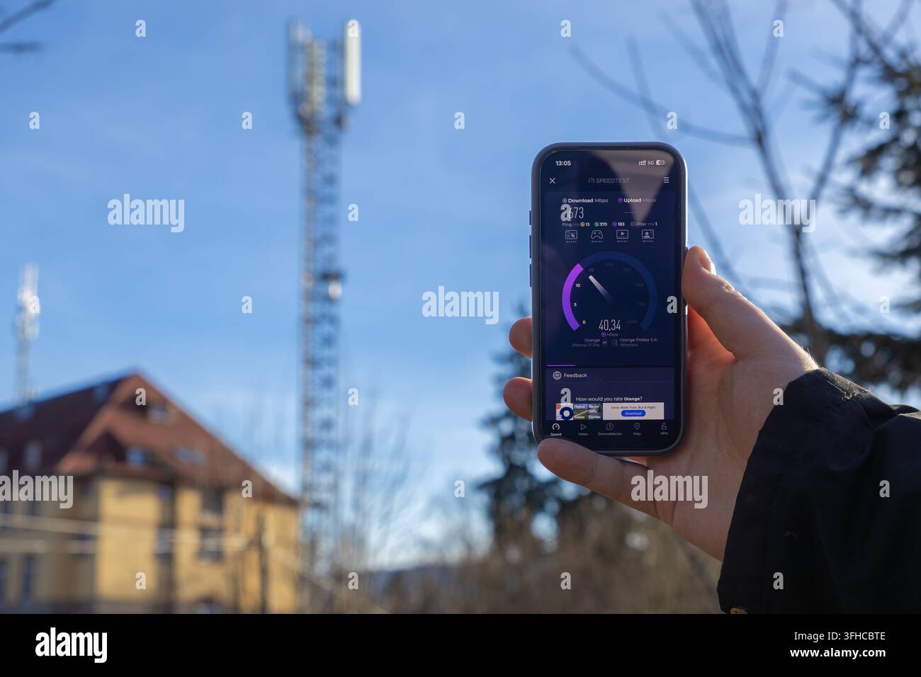 Szklarska Poręba, Polonia – 16 dicembre 2025: Telefono cellulare mostra velocità di download e upload rapide su Internet, evidenziando una trasmissione di dati efficiente Foto Stock