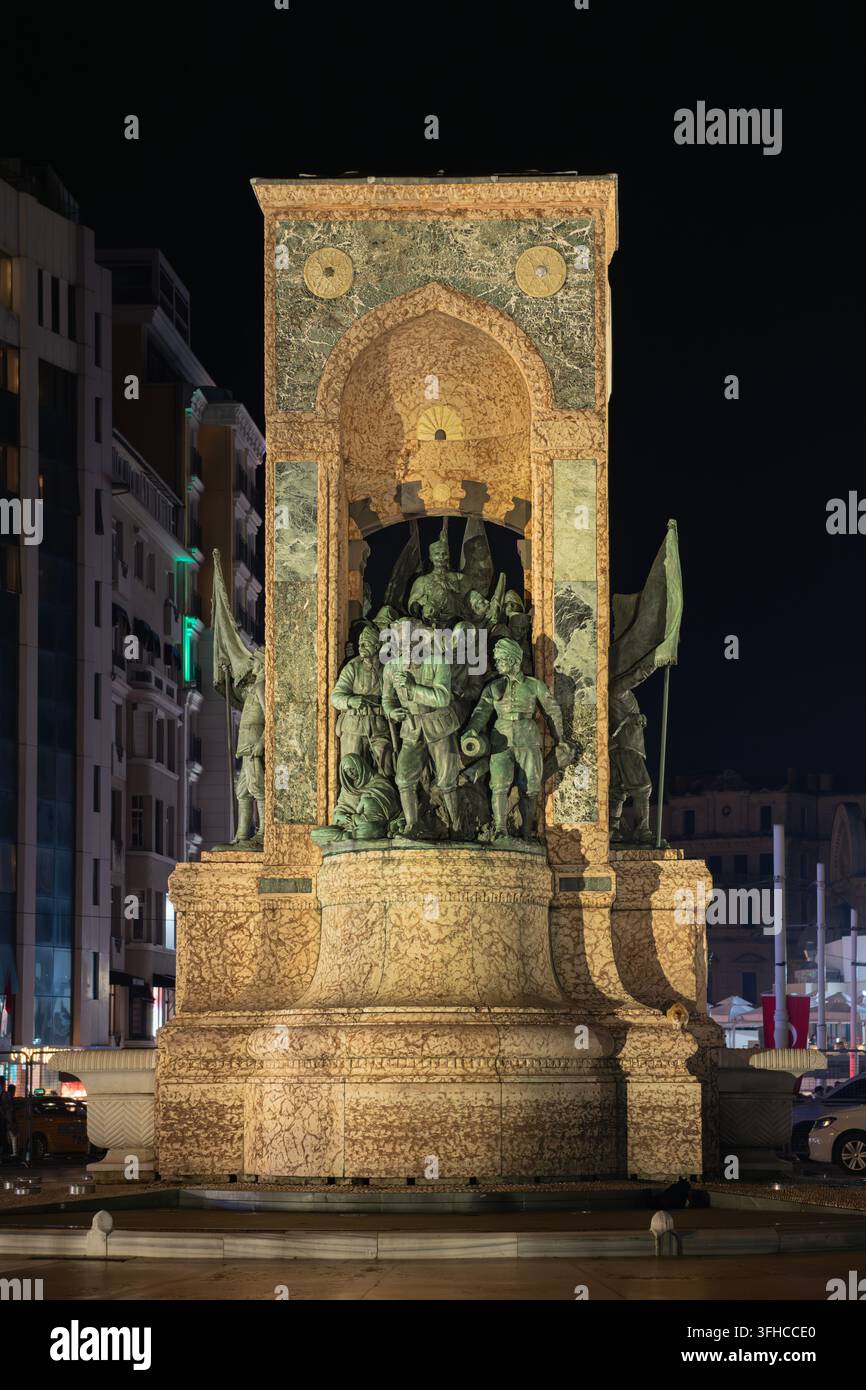 Monumento della Repubblica illuminato in Piazza Taksim a Istanbul, Turchia, che raffigura Atatürk e figure della Guerra d'indipendenza turca Foto Stock