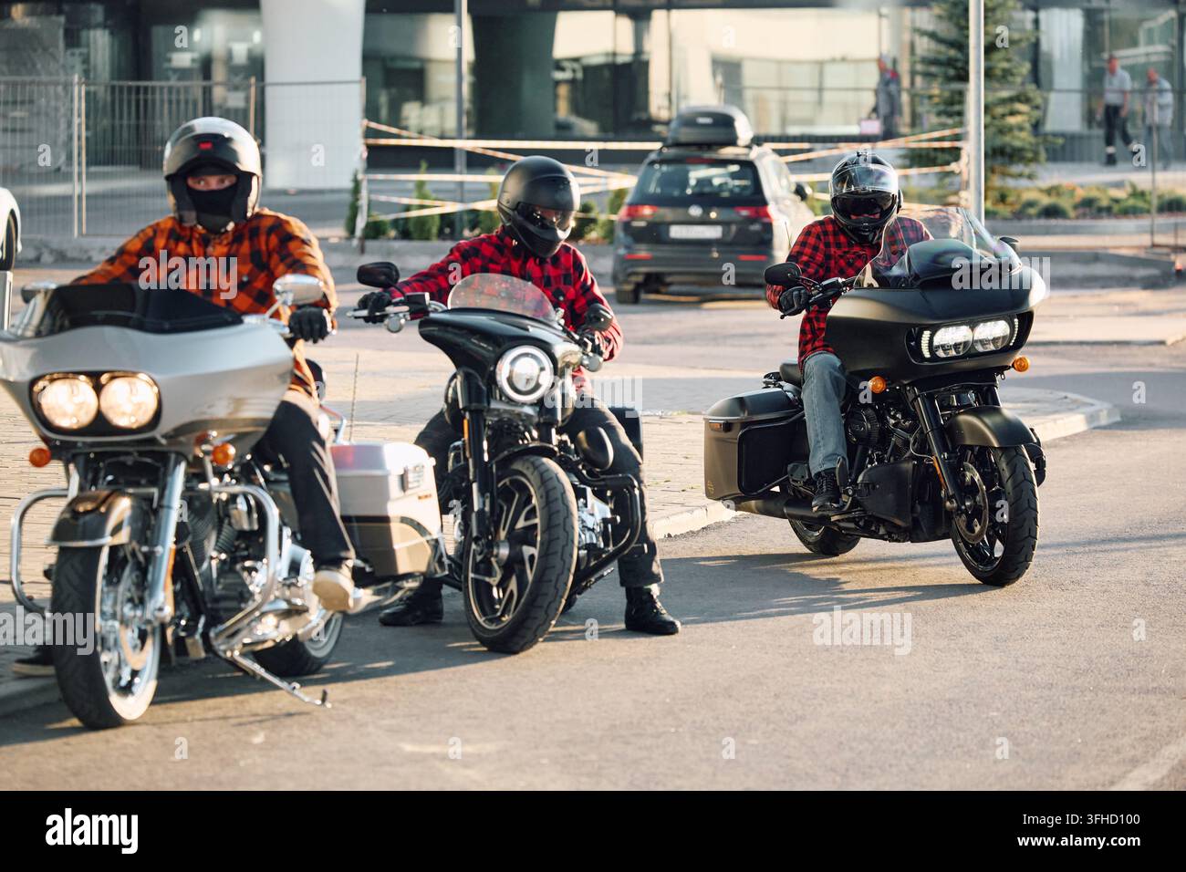 Russia, San Pietroburgo, 24 agosto 2025: alcune moto moderne Harley Davidson Road Glide nel negozio dell'azienda con il tempo soleggiato, i proprietari motociclisti sono Foto Stock