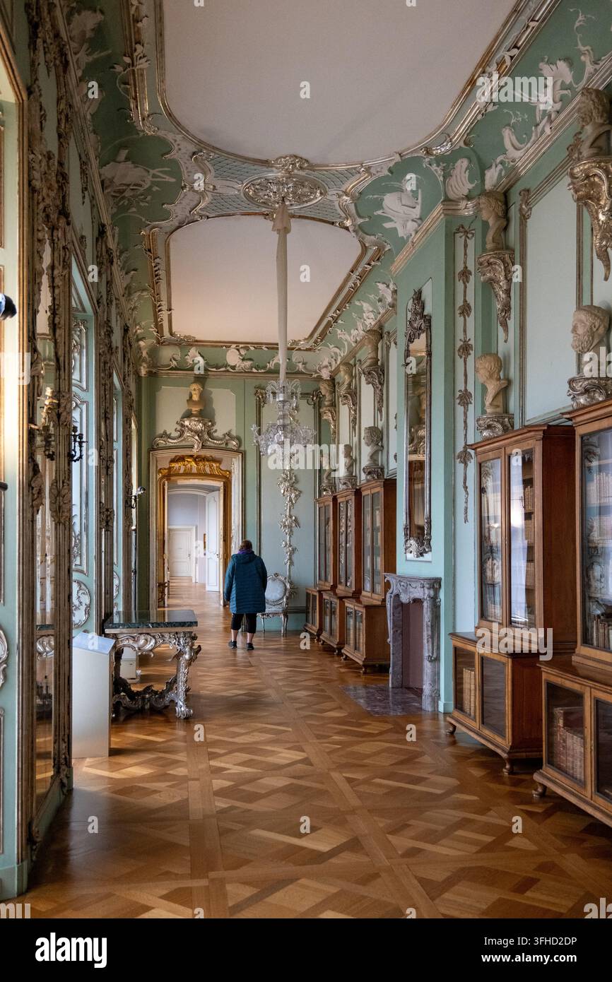 Berlino, Germania - 8 nov 25: Una lunga galleria verde con specchi, lampadari e pavimenti in parquet all'interno del Palazzo di Charlottenburg a Berlino. Foto Stock