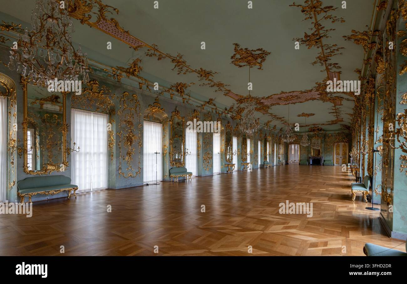 Berlino, Germania - 8 nov 25: La Galleria Dorata mostra ornamenti rococò dorati, specchi, lampadari e pavimenti in parquet a Berlino. Foto Stock