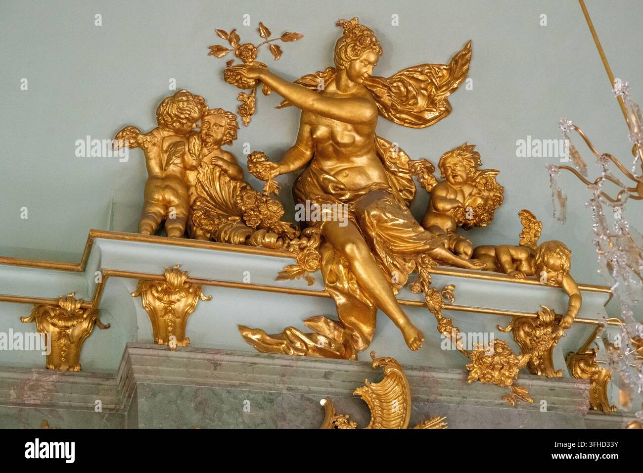 Berlino, Germania - 8 nov 25: Decorazione scultorea dorata con cherubini e una figura classica all'interno del Palazzo di Charlottenburg. Foto Stock