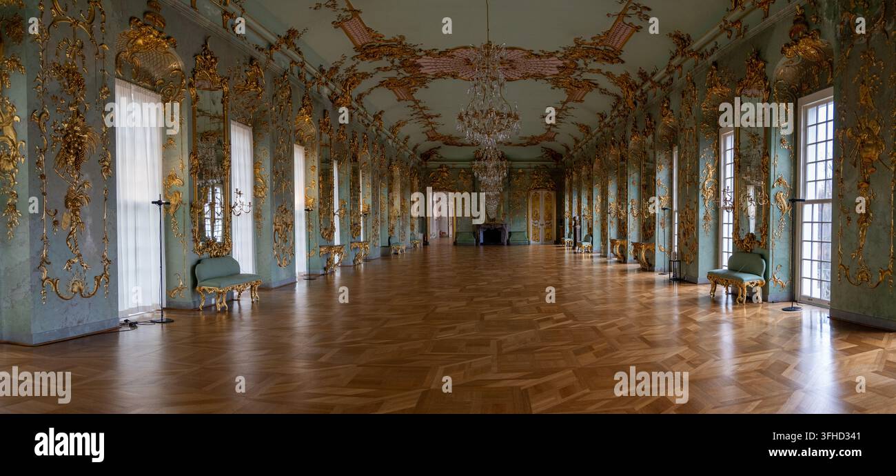 Berlino, Germania - 8 nov 25: Vista panoramica della decorata Galleria Dorata all'interno del Palazzo di Charlottenburg a Berlino, Germania. Foto Stock