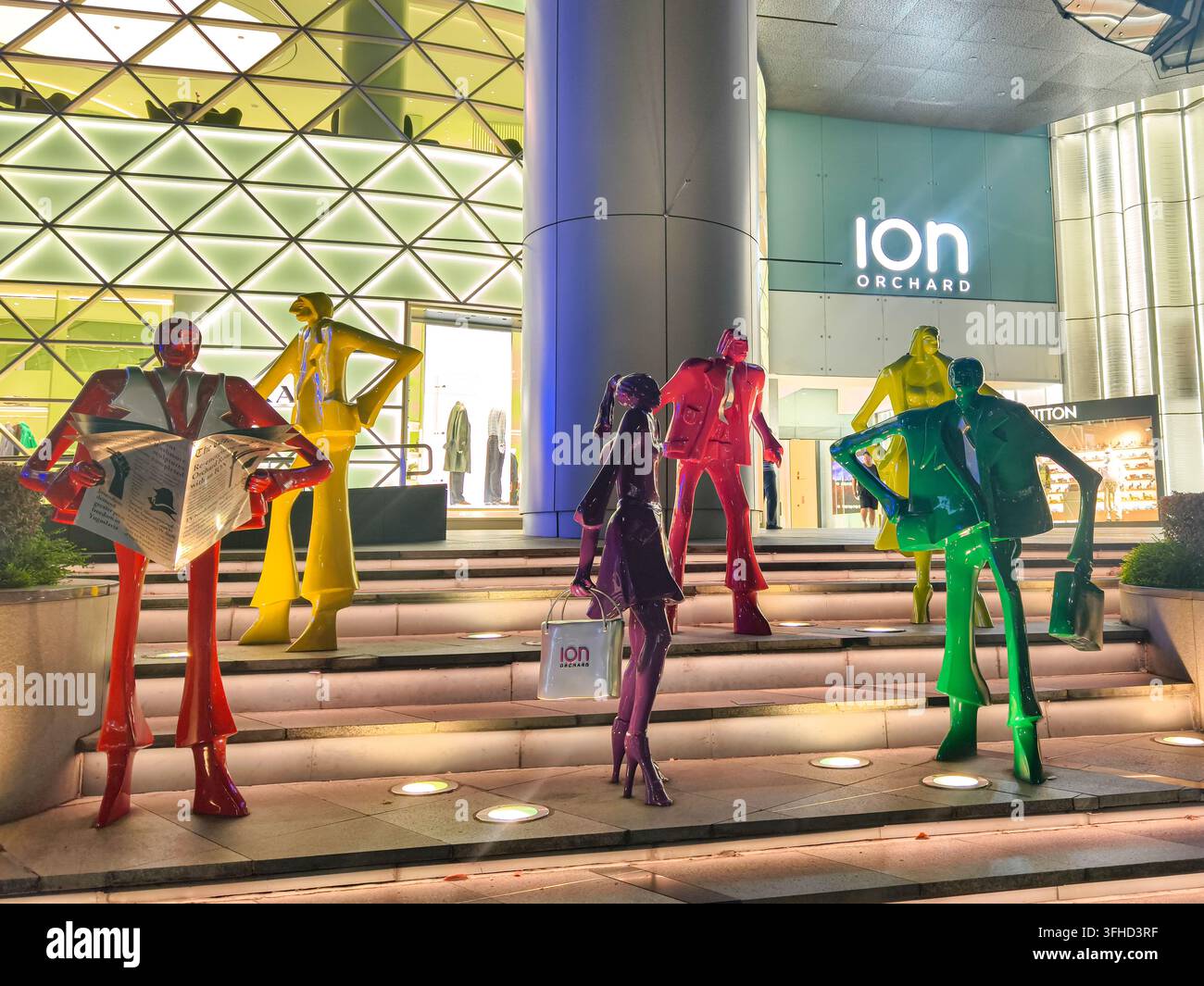 Centro commerciale ION Orchard, Singapore, opera d'arte Urban People dello scultore avant-garde svizzero Kurt Laurenz Metzler Foto Stock