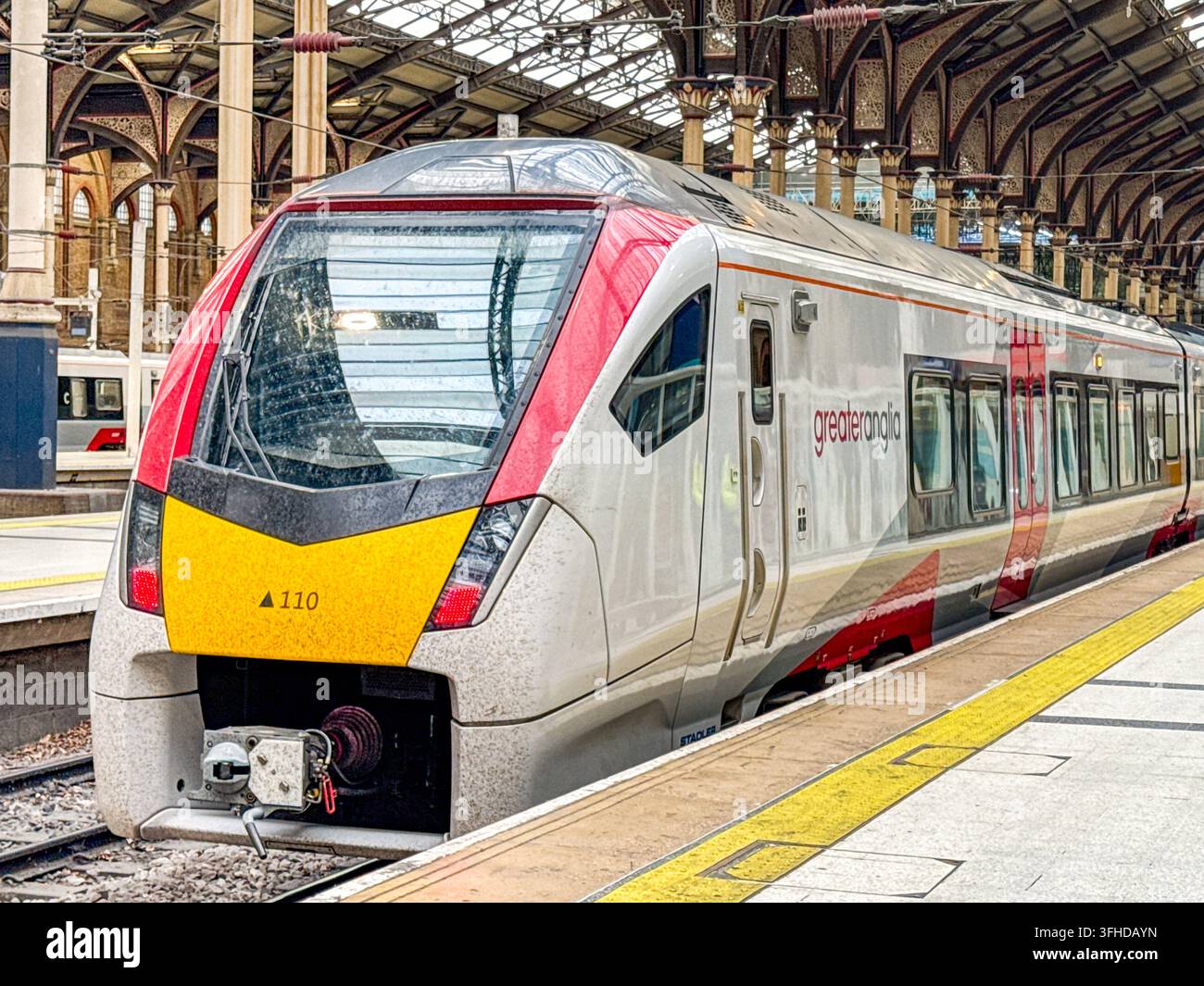 Londra, Inghilterra, Regno Unito - 14 maggio 2026: Vista frontale di un treno gestito da Greater Anglia a uno dei binari della stazione ferroviaria di Londra Liverpool Street Foto Stock