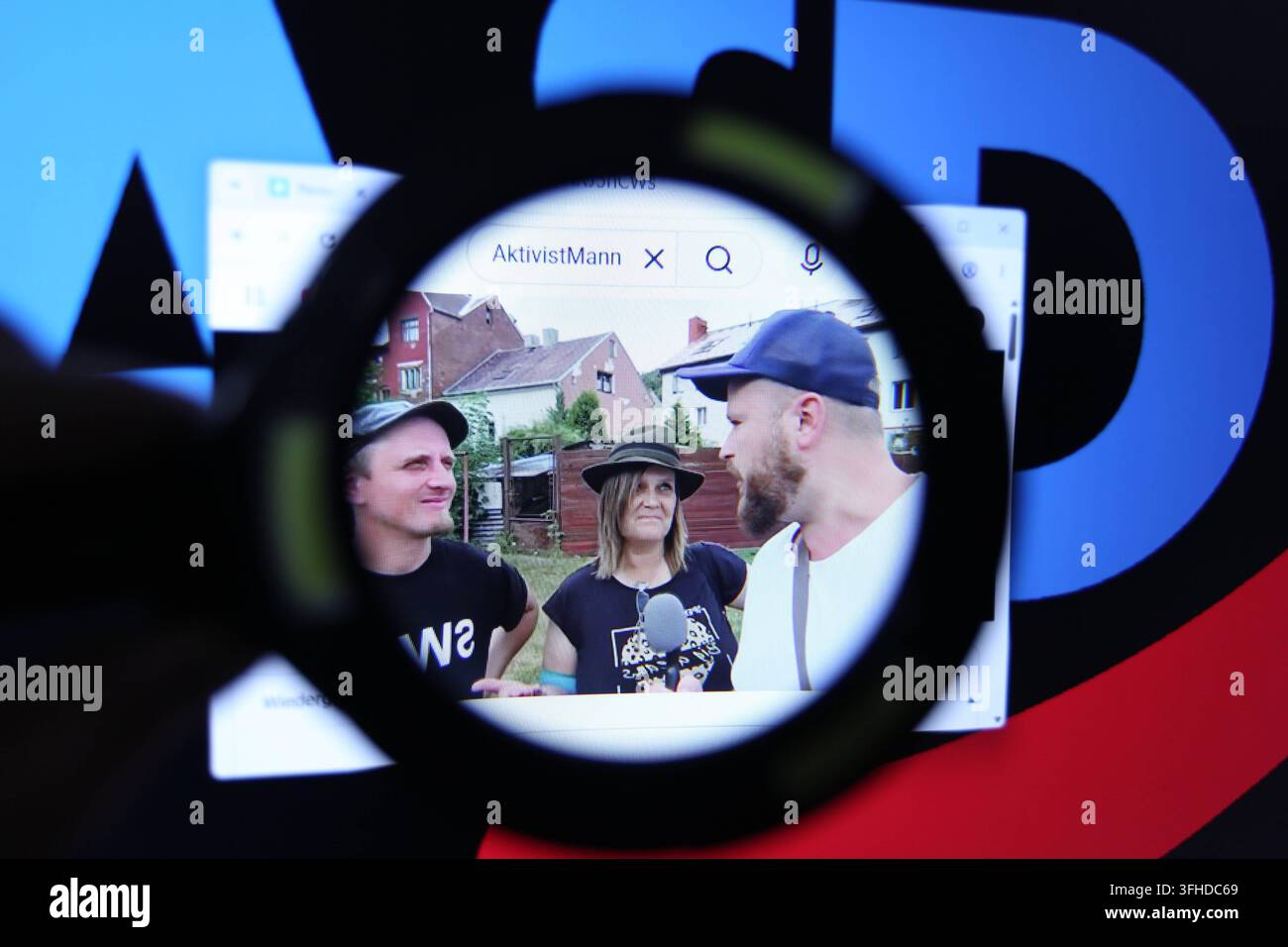 Su un laptop è stato aperto il canale YouTube di Matthäus Westfal alias Aktivist Mann. Dietro il browser ridotto a icona, come sfondo del desktop è visibile il logo del partito Alternativa per la Germania. Westfal non nasconde la sua simpatia per l’AfD e, durante le sue trasmissioni dagli eventi del partito, a volte entra in conflitto con altri professionisti dei media. Immagine simbolica/Foto simbolica. Ohlsdorf Amburgo *** Matthäus Westfal, noto anche come Aktivist Mann, aveva il suo canale YouTube aperto su un laptop. Dietro la finestra del browser ridotta a icona, è visibile il logo dell’Alternativa per la Germania AfD. Foto Stock