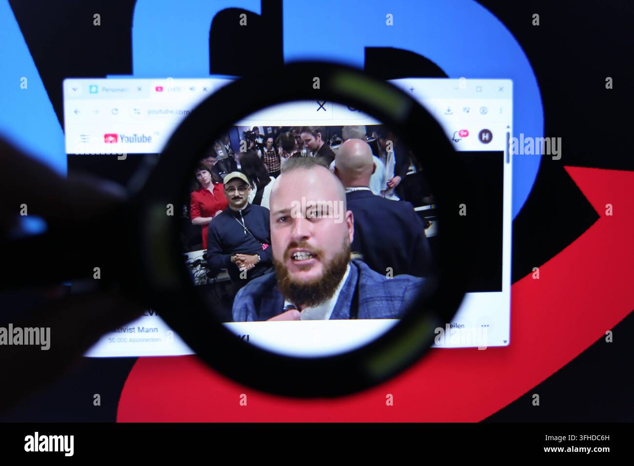 Su un laptop è stato aperto il canale YouTube di Matthäus Westfal alias Aktivist Mann. Dietro il browser ridotto a icona, come sfondo del desktop è visibile il logo del partito Alternativa per la Germania. Westfal non nasconde la sua simpatia per l’AfD e, durante le sue trasmissioni dagli eventi del partito, a volte entra in conflitto con altri professionisti dei media. Immagine simbolica/Foto simbolica. Ohlsdorf Amburgo *** Matthäus Westfal, noto anche come Aktivist Mann, aveva il suo canale YouTube aperto su un laptop. Dietro la finestra del browser ridotta a icona, è visibile il logo dell’Alternativa per la Germania AfD. Foto Stock