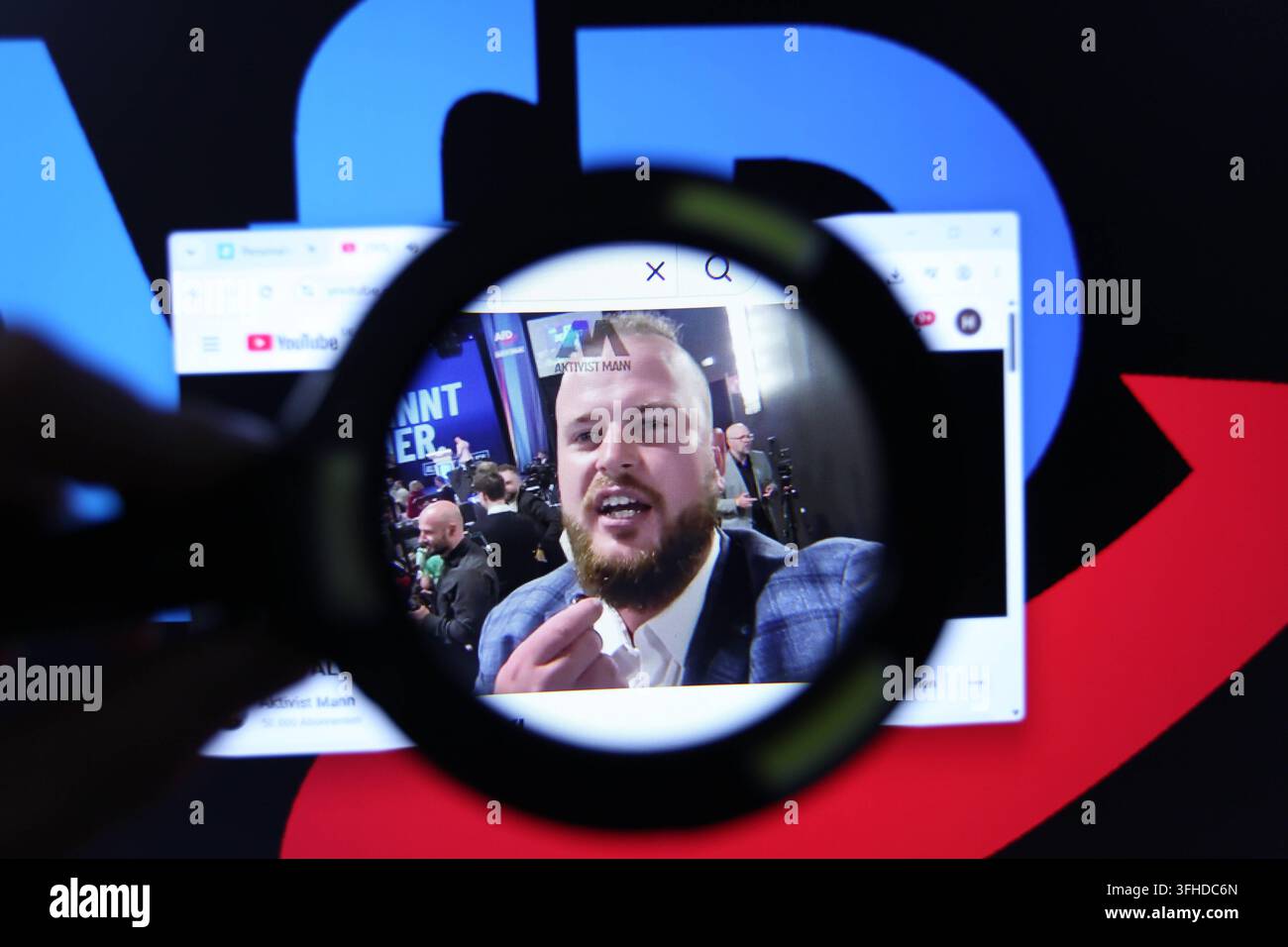 Su un laptop è stato aperto il canale YouTube di Matthäus Westfal alias Aktivist Mann. Dietro il browser ridotto a icona, come sfondo del desktop è visibile il logo del partito Alternativa per la Germania. Westfal non nasconde la sua simpatia per l’AfD e, durante le sue trasmissioni dagli eventi del partito, a volte entra in conflitto con altri professionisti dei media. Immagine simbolica/Foto simbolica. Ohlsdorf Amburgo *** Matthäus Westfal, noto anche come Aktivist Mann, aveva il suo canale YouTube aperto su un laptop. Dietro la finestra del browser ridotta a icona, è visibile il logo dell’Alternativa per la Germania AfD. Foto Stock