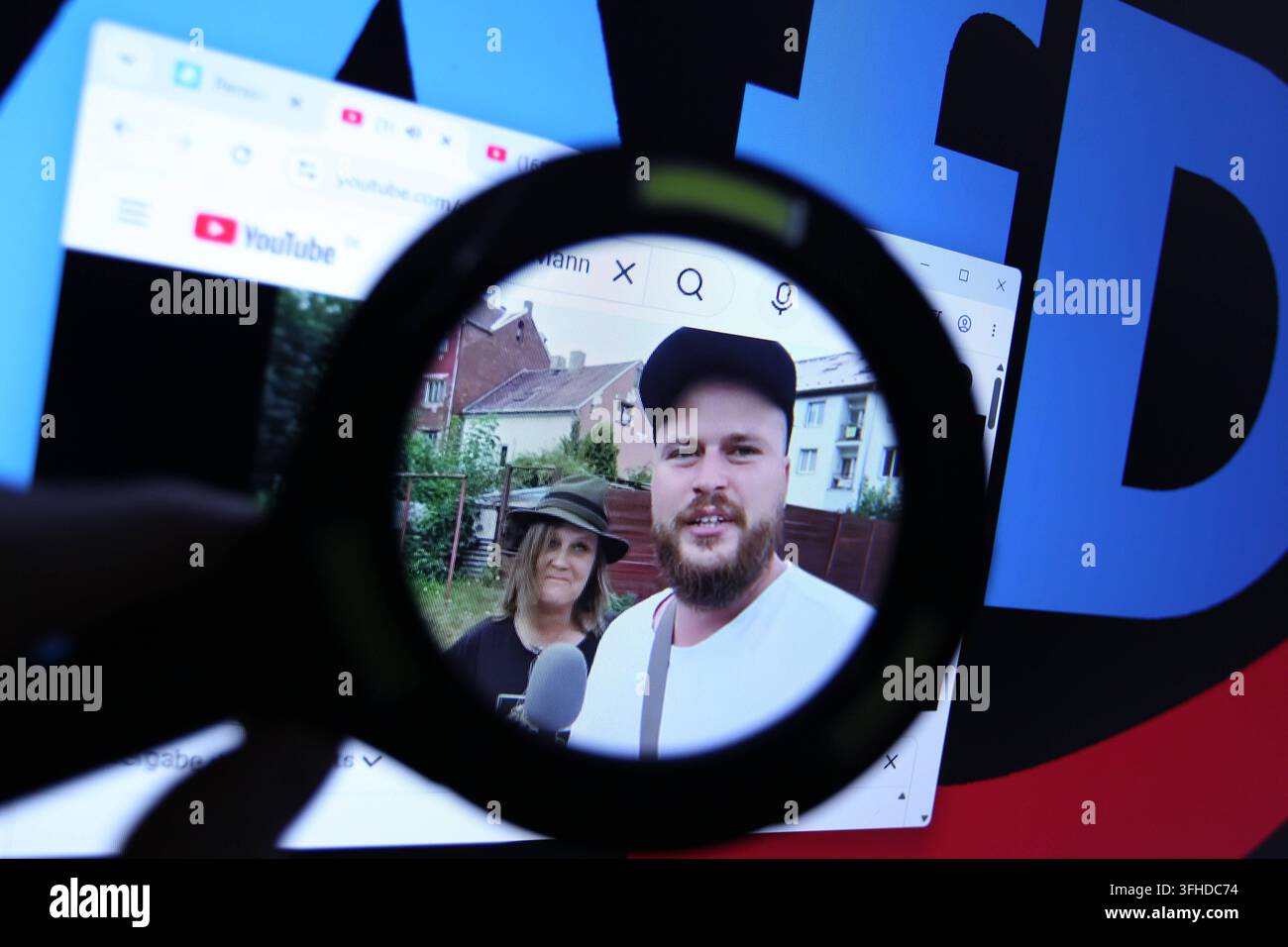 Su un laptop è stato aperto il canale YouTube di Matthäus Westfal alias Aktivist Mann. Dietro il browser ridotto a icona, come sfondo del desktop è visibile il logo del partito Alternativa per la Germania. Westfal non nasconde la sua simpatia per l’AfD e, durante le sue trasmissioni dagli eventi del partito, a volte entra in conflitto con altri professionisti dei media. Immagine simbolica/Foto simbolica. Ohlsdorf Amburgo *** Matthäus Westfal, noto anche come Aktivist Mann, aveva il suo canale YouTube aperto su un laptop. Dietro la finestra del browser ridotta a icona, è visibile il logo dell’Alternativa per la Germania AfD. Foto Stock